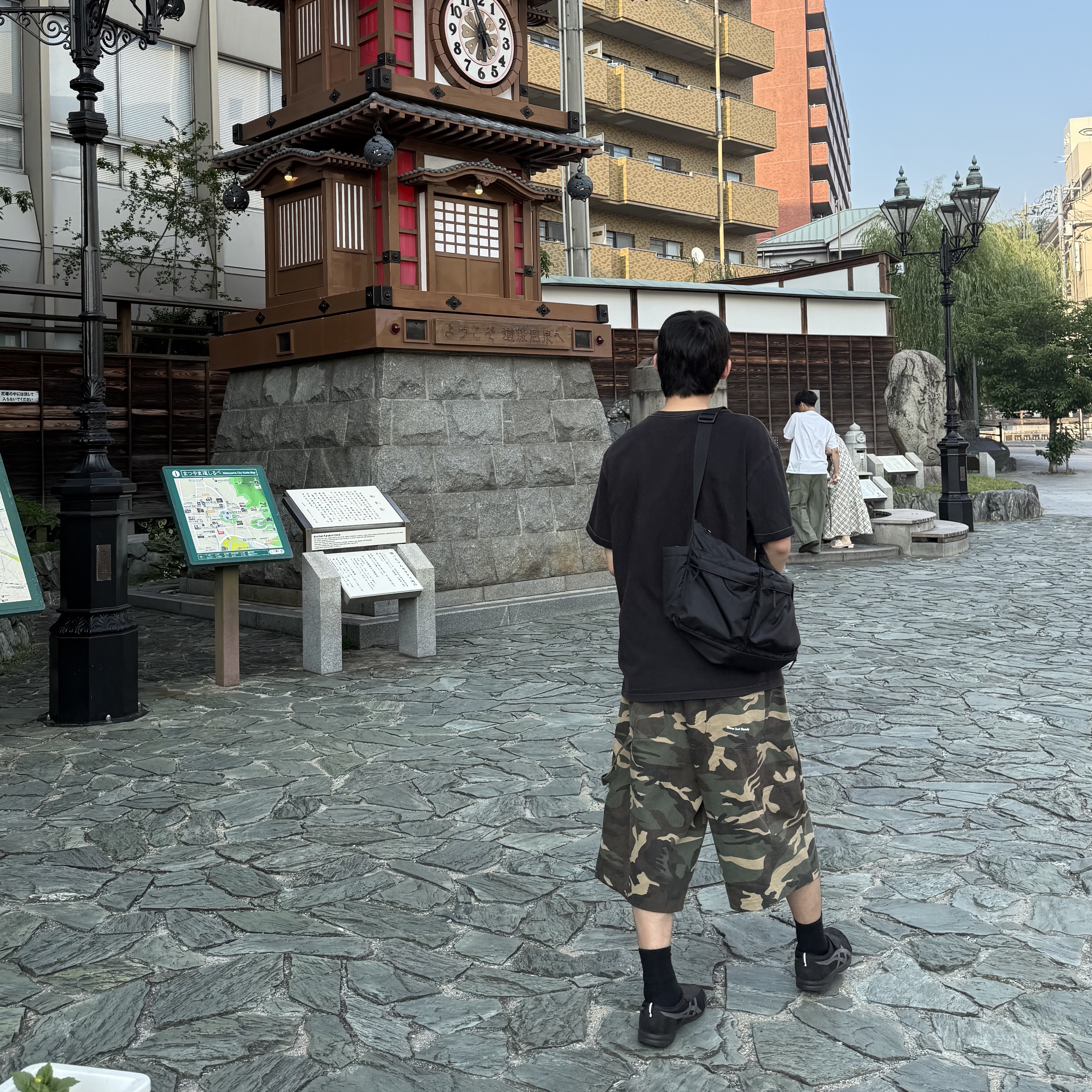 SLOW RECORD HOUSE Carpenter Bermuda Wide Camo Pants Vintage Green, Asics Life Walker 101 Black Charcoal Grey - 3E Wide 착용 스타일