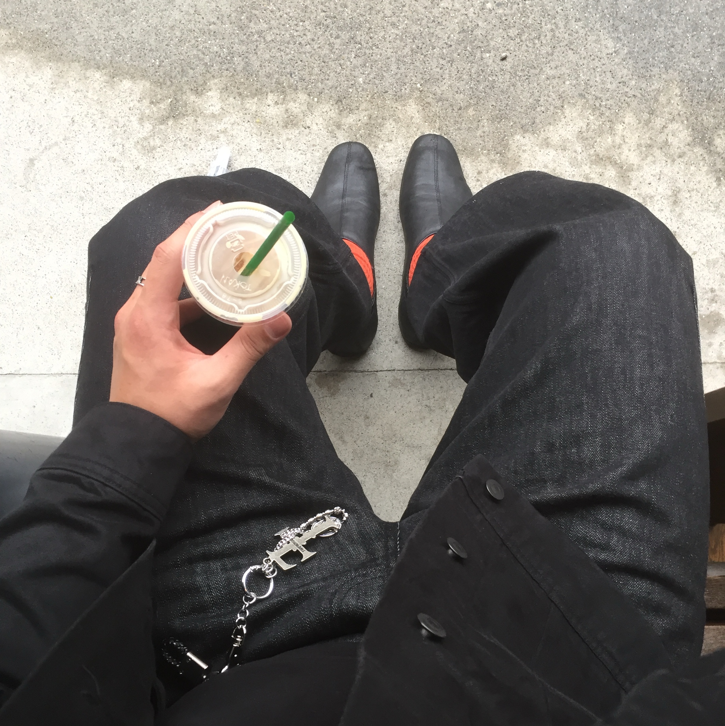 Farfromwhat Far Selvedge Wide Jeans, Farfromwhat Far F Charm Keyring 착용 스타일 - 2