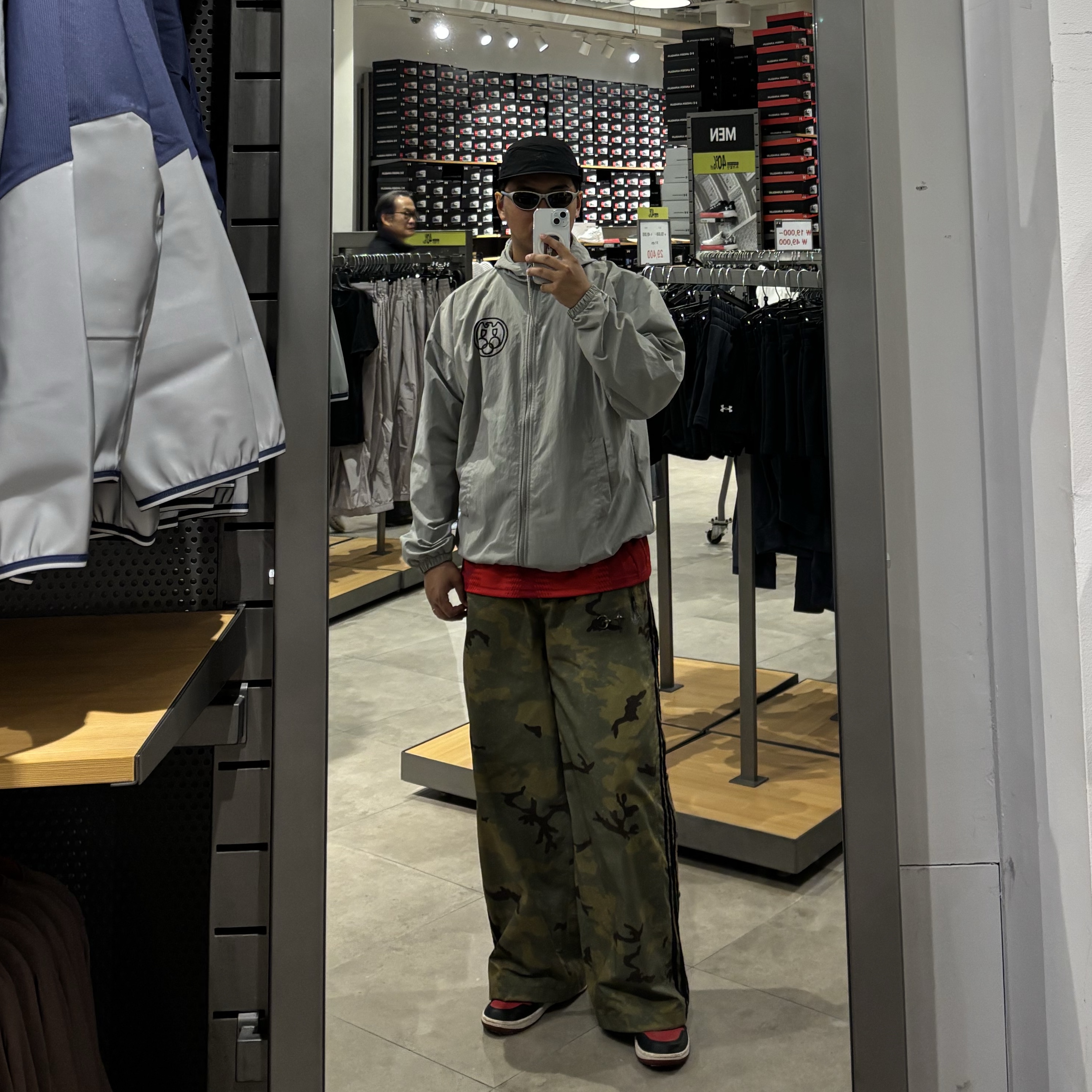 Arc'teryx Norvan Regular Brim Hat Black, Montbell Trekking Glasses Silver Metallic Light Grey 착용 스타일