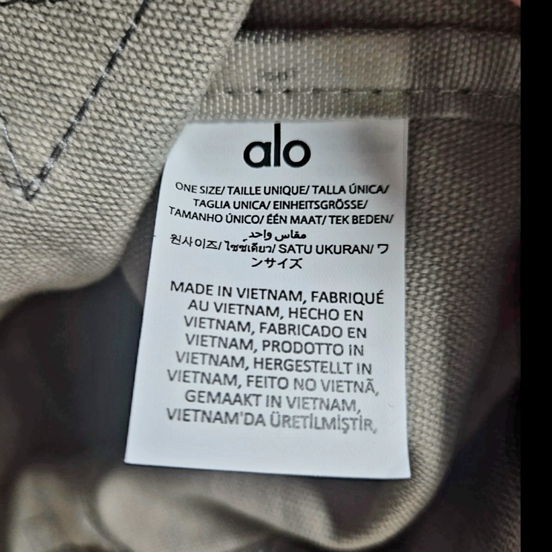 Alo Yoga Iconic Shopper Tote Bag Grey Tiedye 착용 스타일 - 2