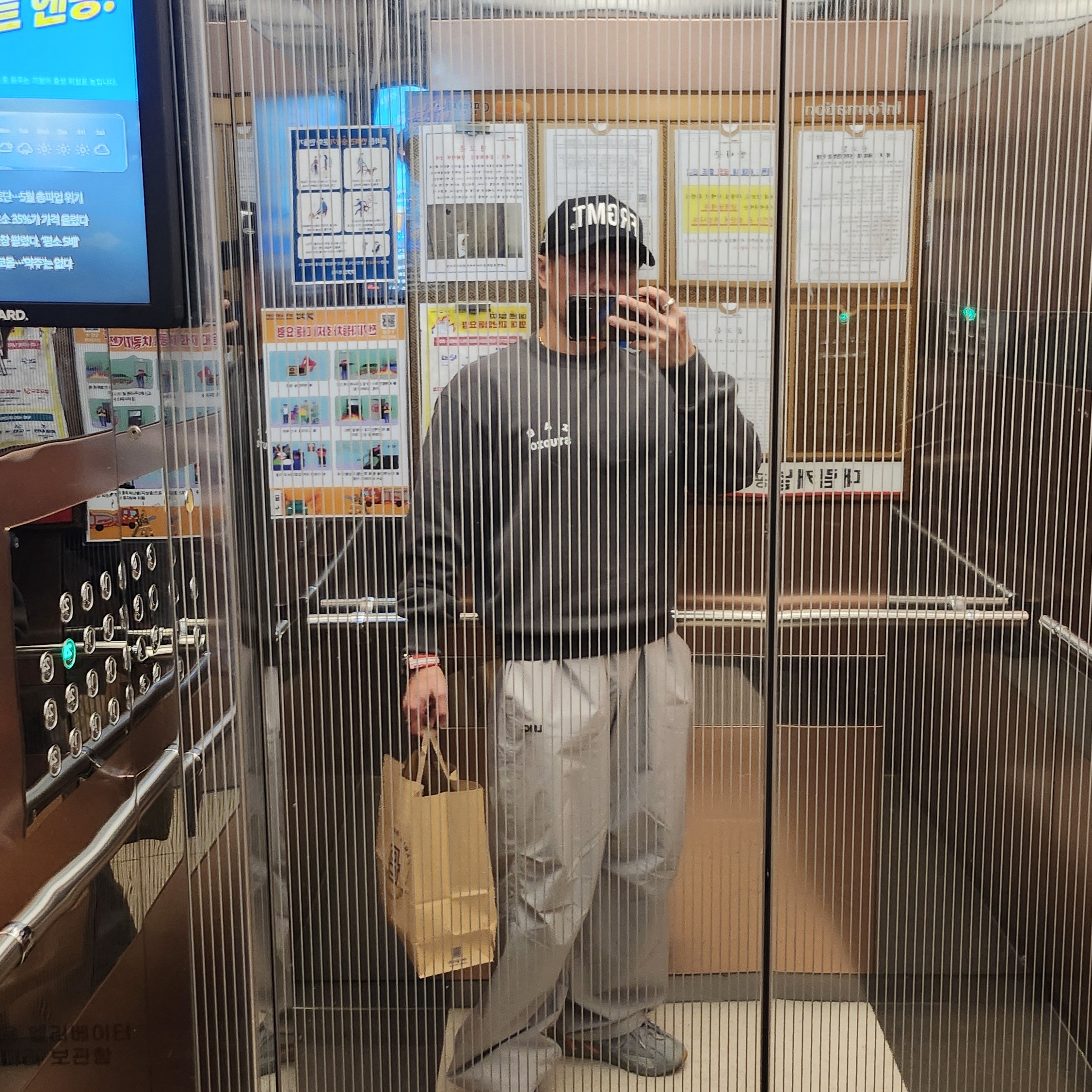 IAB Studio IAB Damaged Logo Sweatshirt Charcoal, Adidas Yeezy Boost 700 V2 Inertia 착용 스타일 - 2