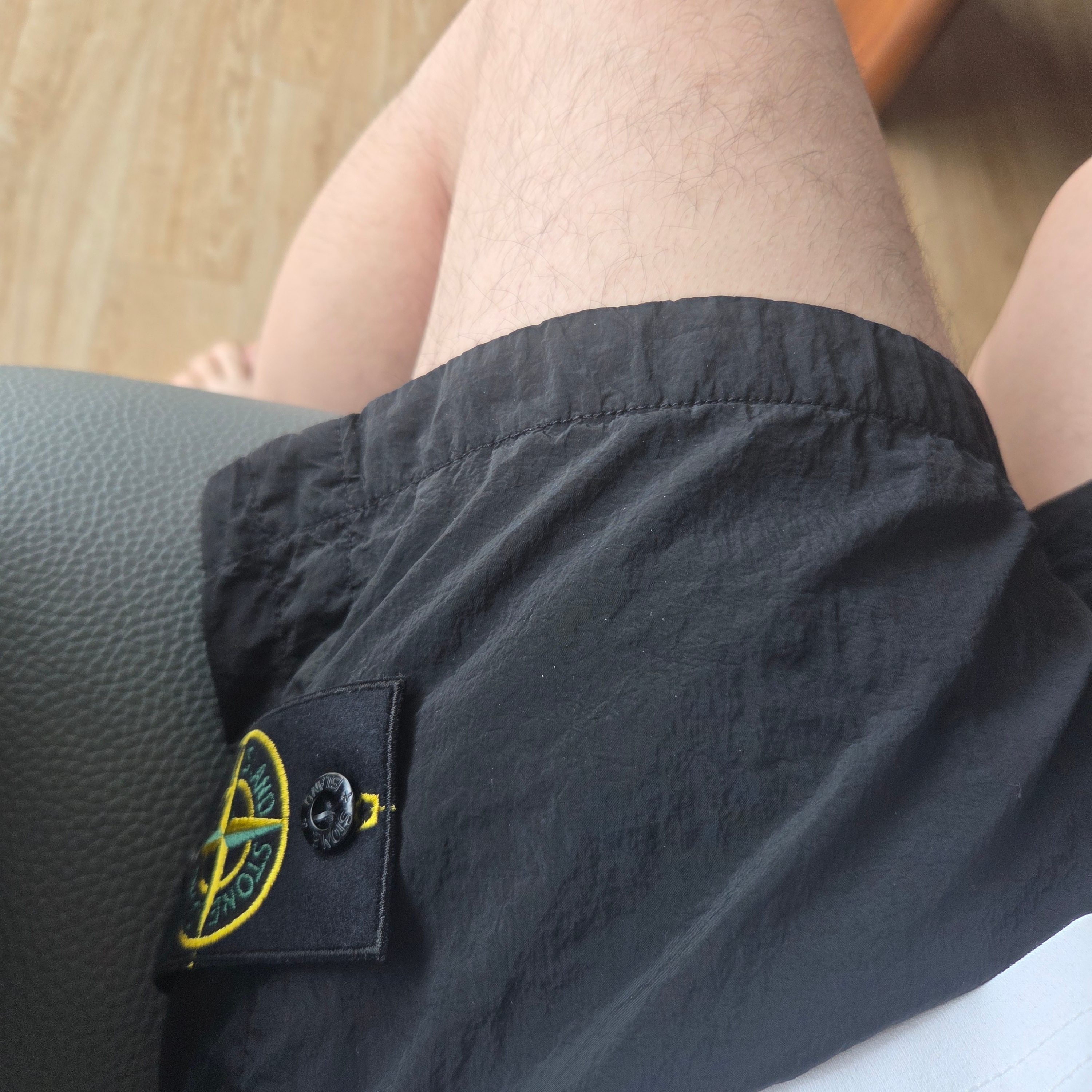 Stone Island L100008 Nylon Metal In Econyl Elasticated Waist Comfort-Fit Shorts Black - 26SS 착용 스타일