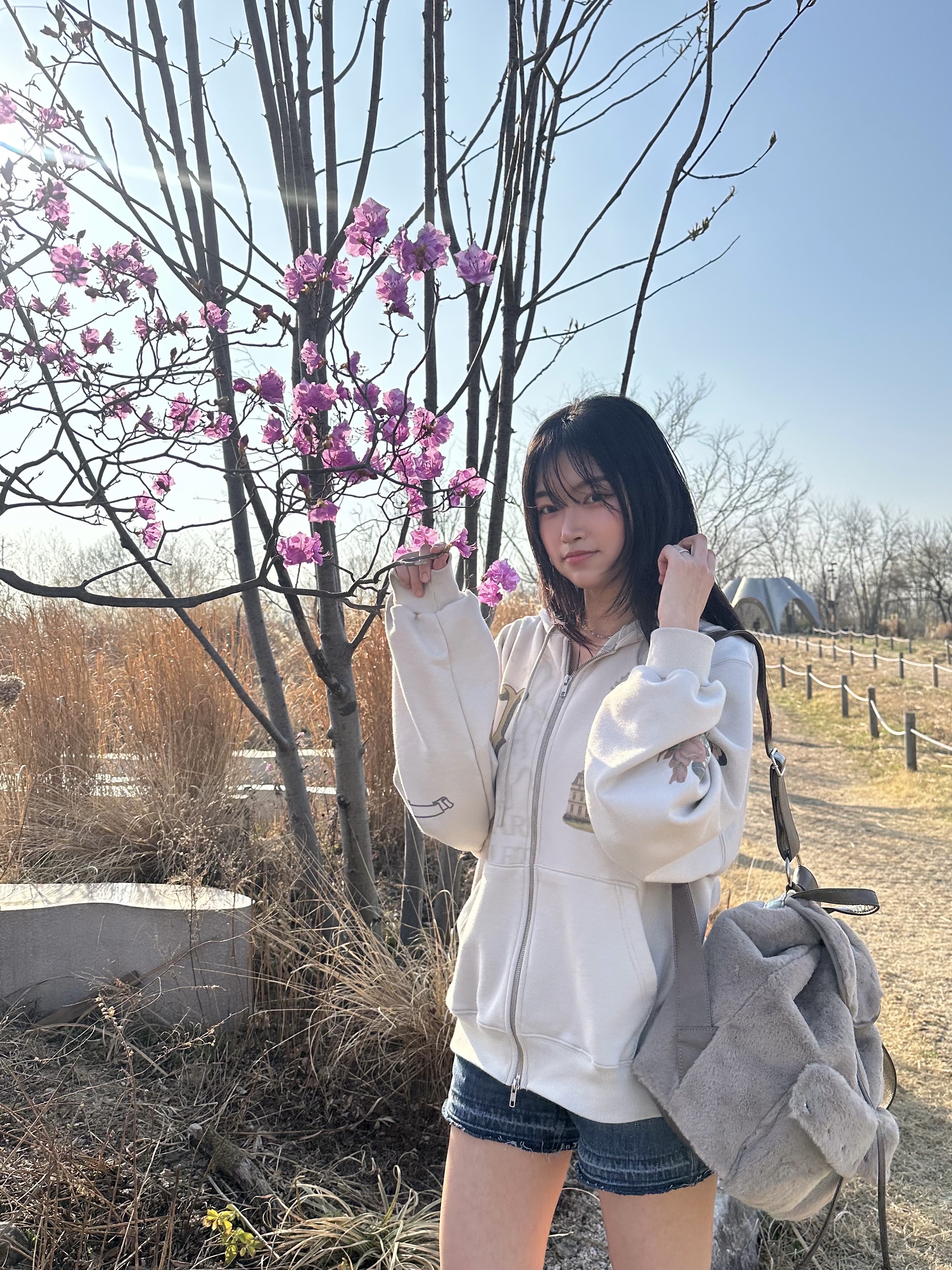 Unsteadymarket Souvenir Zip up Hoodie_Sand Beige 착용 스타일 - 1