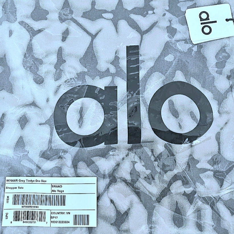 Alo Yoga Iconic Shopper Tote Bag Grey Tiedye 착용 스타일 - 1
