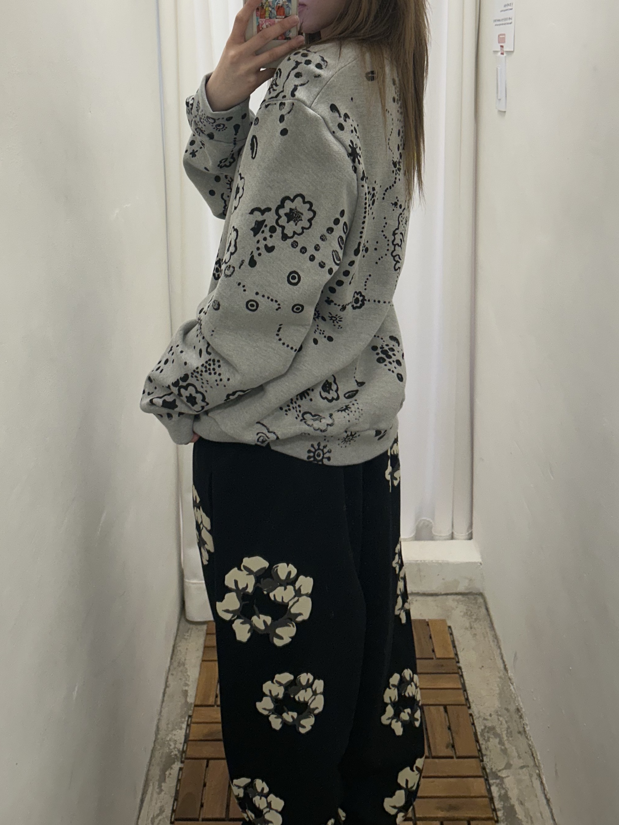 Denim Tears x Cactus Plant Flea Market Wreath Sweatpants Black 착용 스타일 - 4