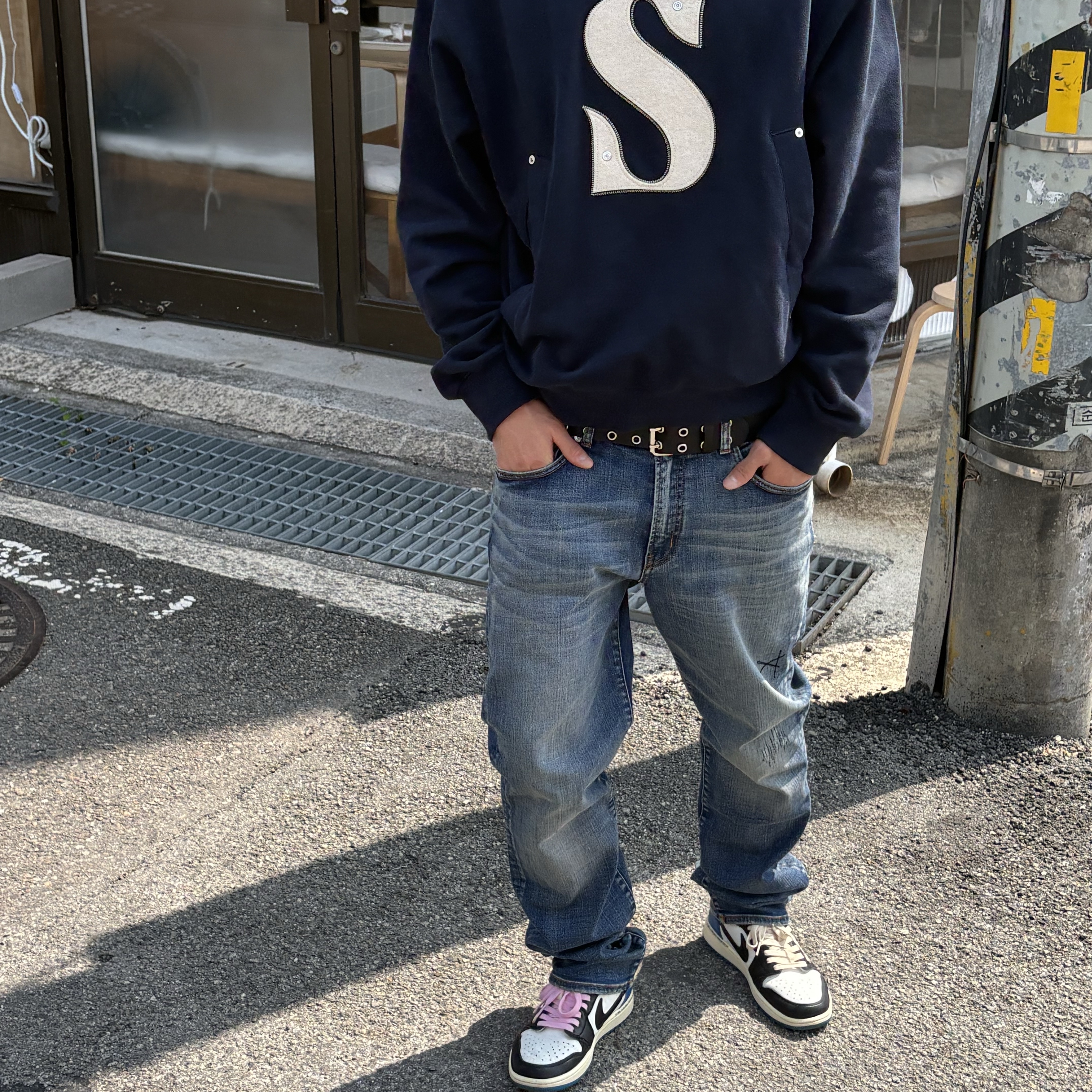 Jordan 1 x Travis Scott x Fragment Retro Low OG SP Military Blue, SATUR Rivet Applique Pocket Logo Hoodie Classic Navy 착용 스타일 - 2