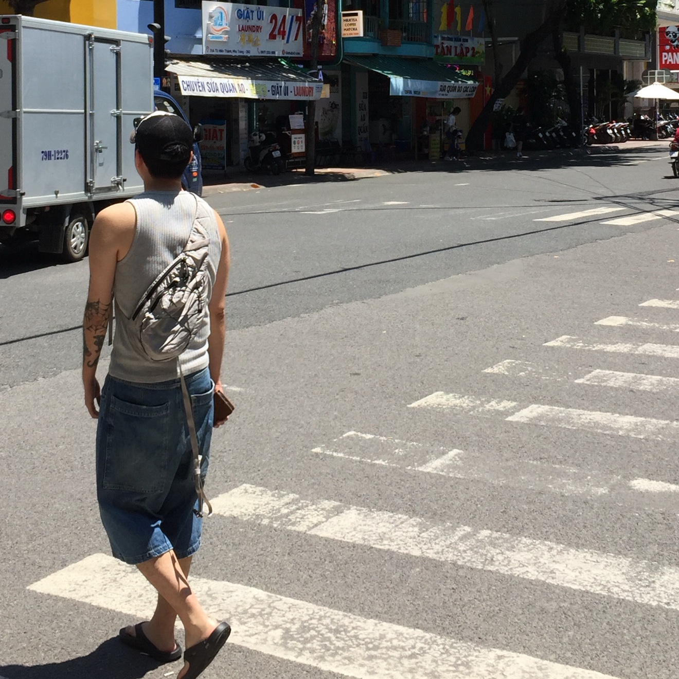 C.P. Company Crossbody Bag Dove Grey - 26SS, Zara x Champion Loose Tapered Fit Jeans Mid Blue 착용 스타일 - 1