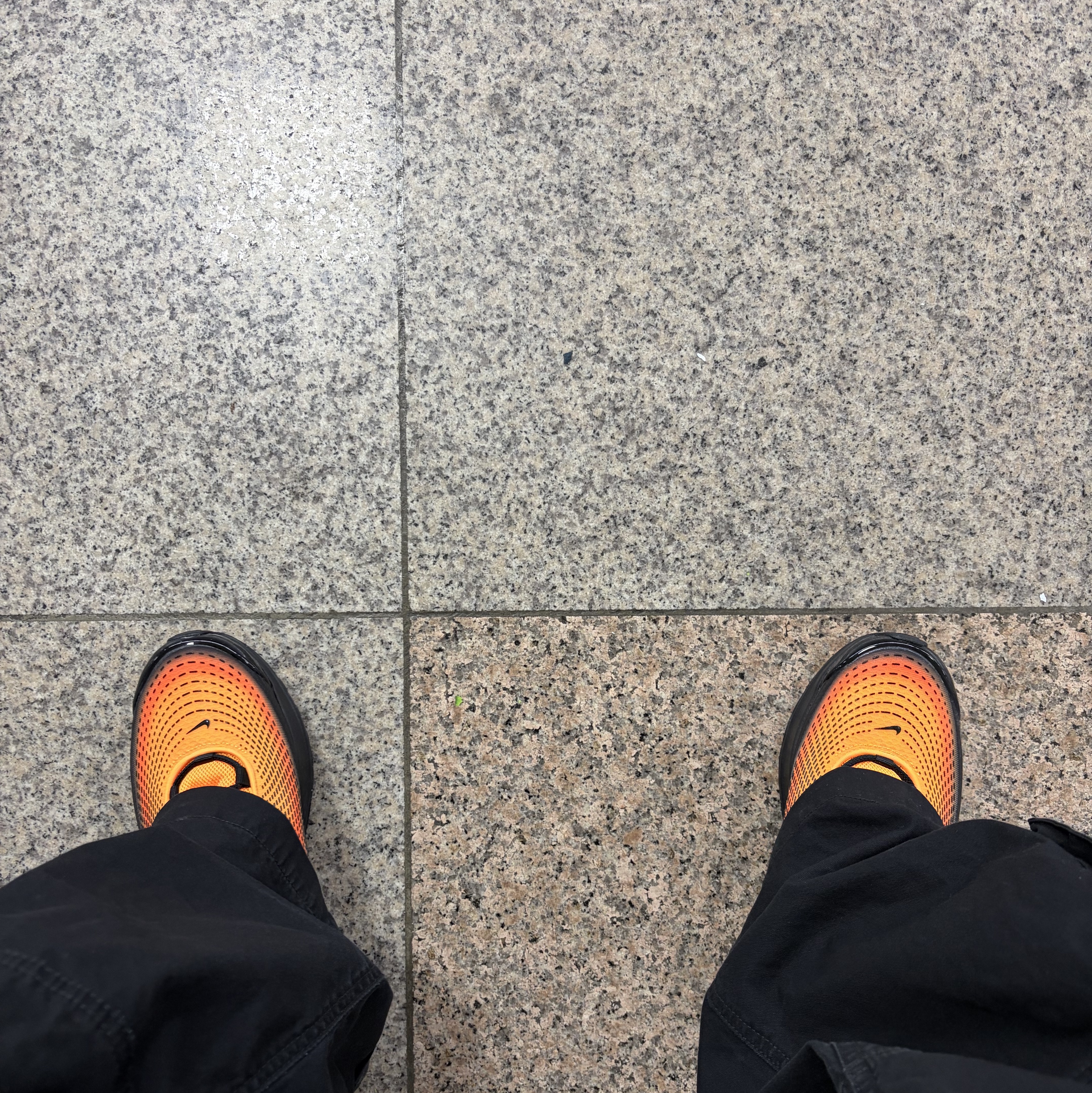 Nike Air Max Dn SE Laser Orange Comet Red 착용 스타일
