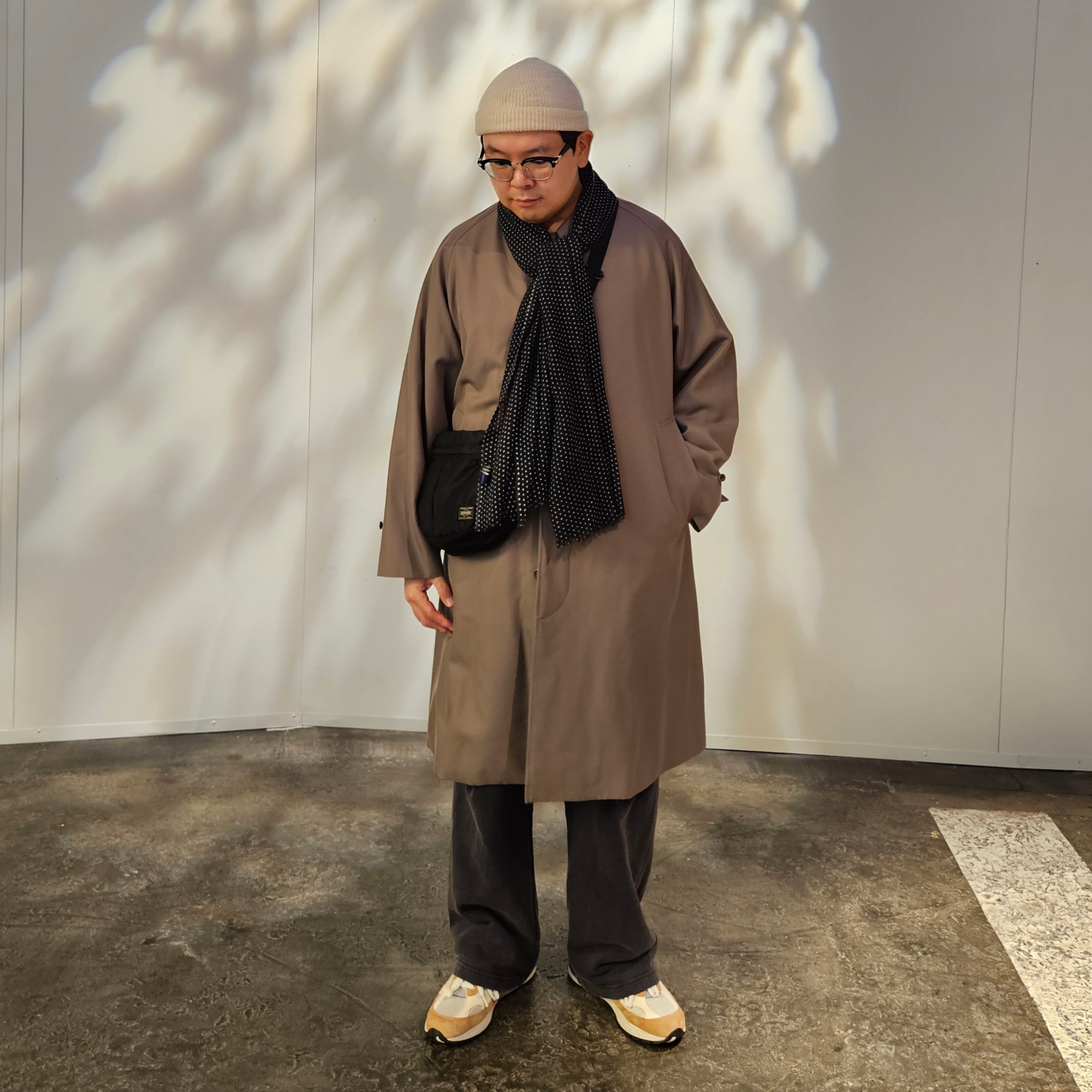 New Balance 992 Made in USA Sweet Caramel Calcium, Kaptain Sunshine Walker Coat Top Grey 착용 스타일 - 1