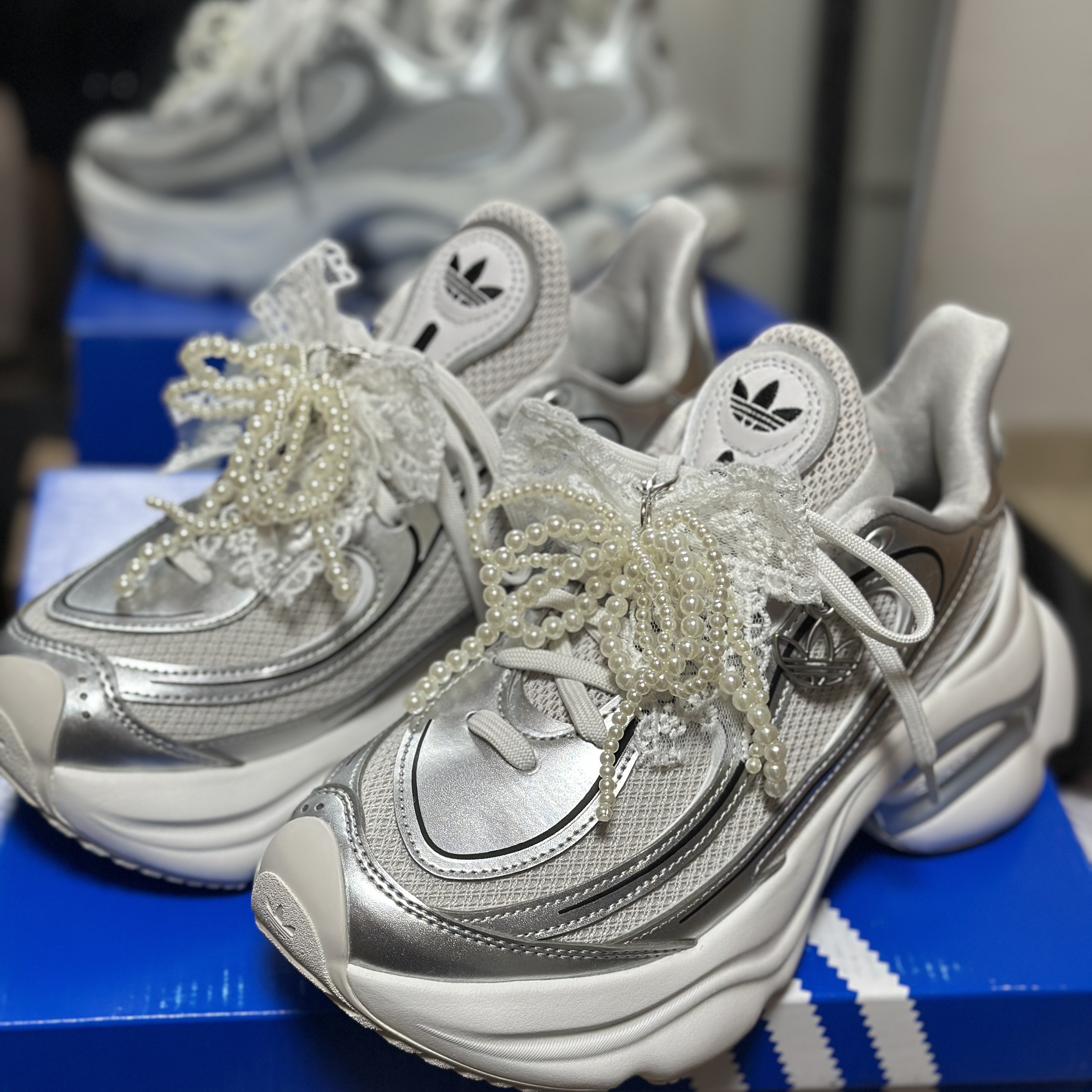 (W) Adidas Ozvenuz Silver Metallic Grey One 착용 스타일 - 1