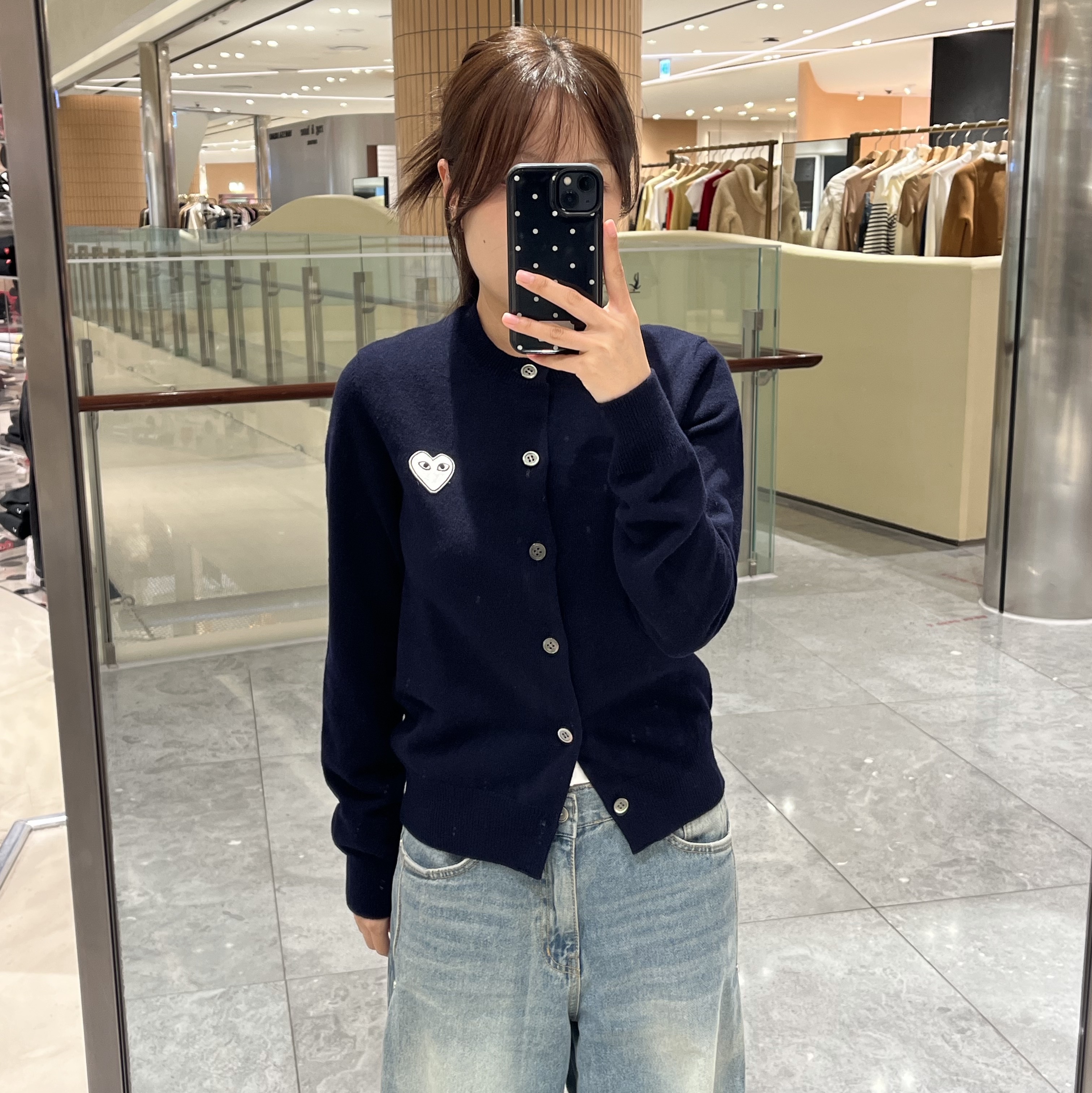 Play Comme des Garcons White Heart Knit Cardigan Navy 착용 스타일
