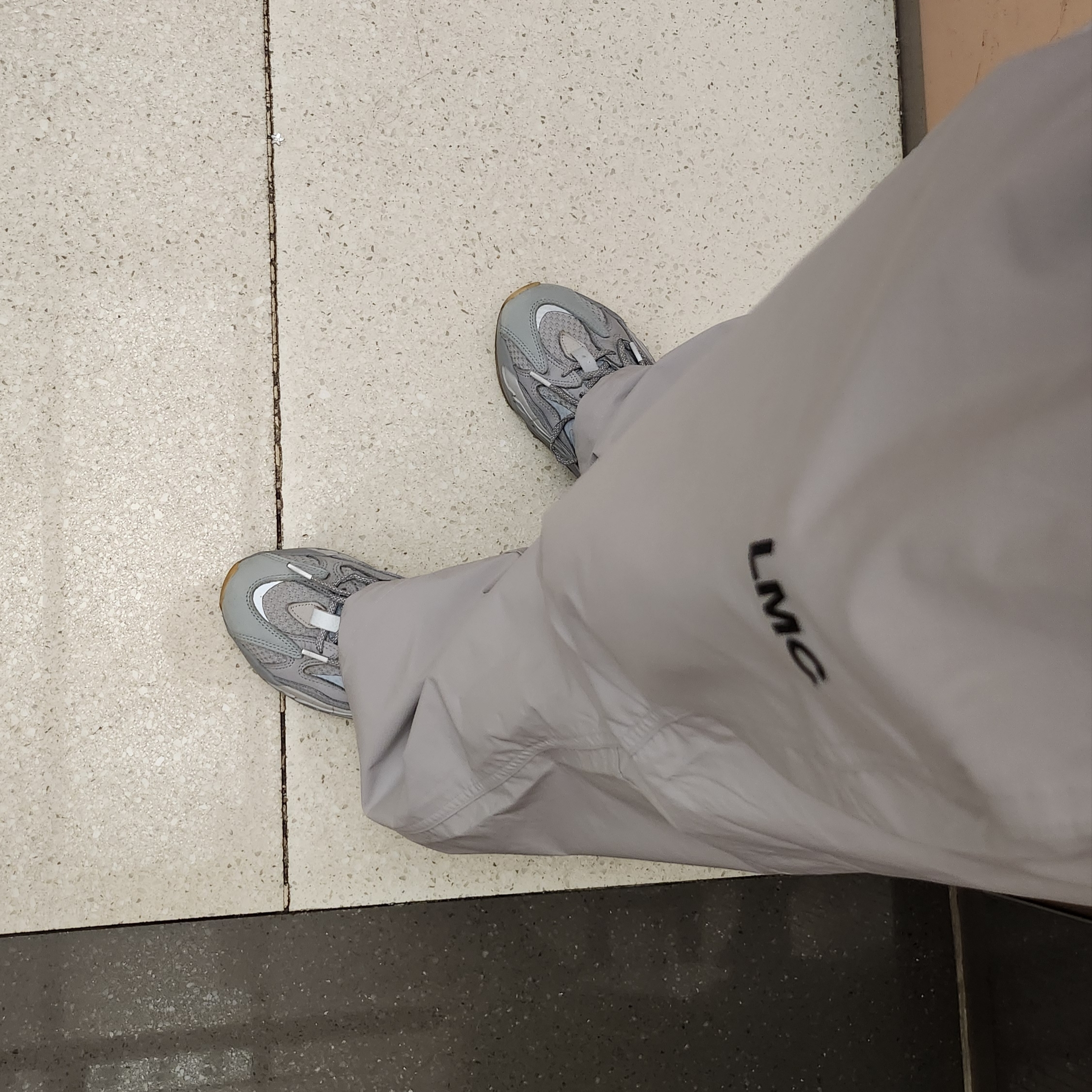 IAB Studio IAB Damaged Logo Sweatshirt Charcoal, Adidas Yeezy Boost 700 V2 Inertia 착용 스타일 - 3