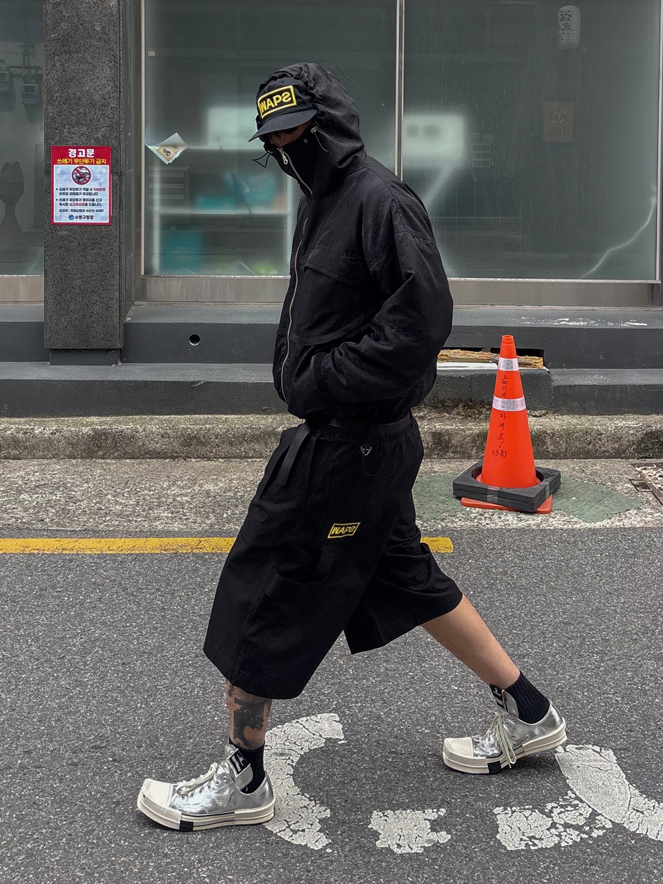 Wapworks Easy 3T Work Bermuda Pants Black, Converse x Drkshdw Turbodrk Chuck 70 Ox Silver Lacquered Denim 착용 스타일 - 1