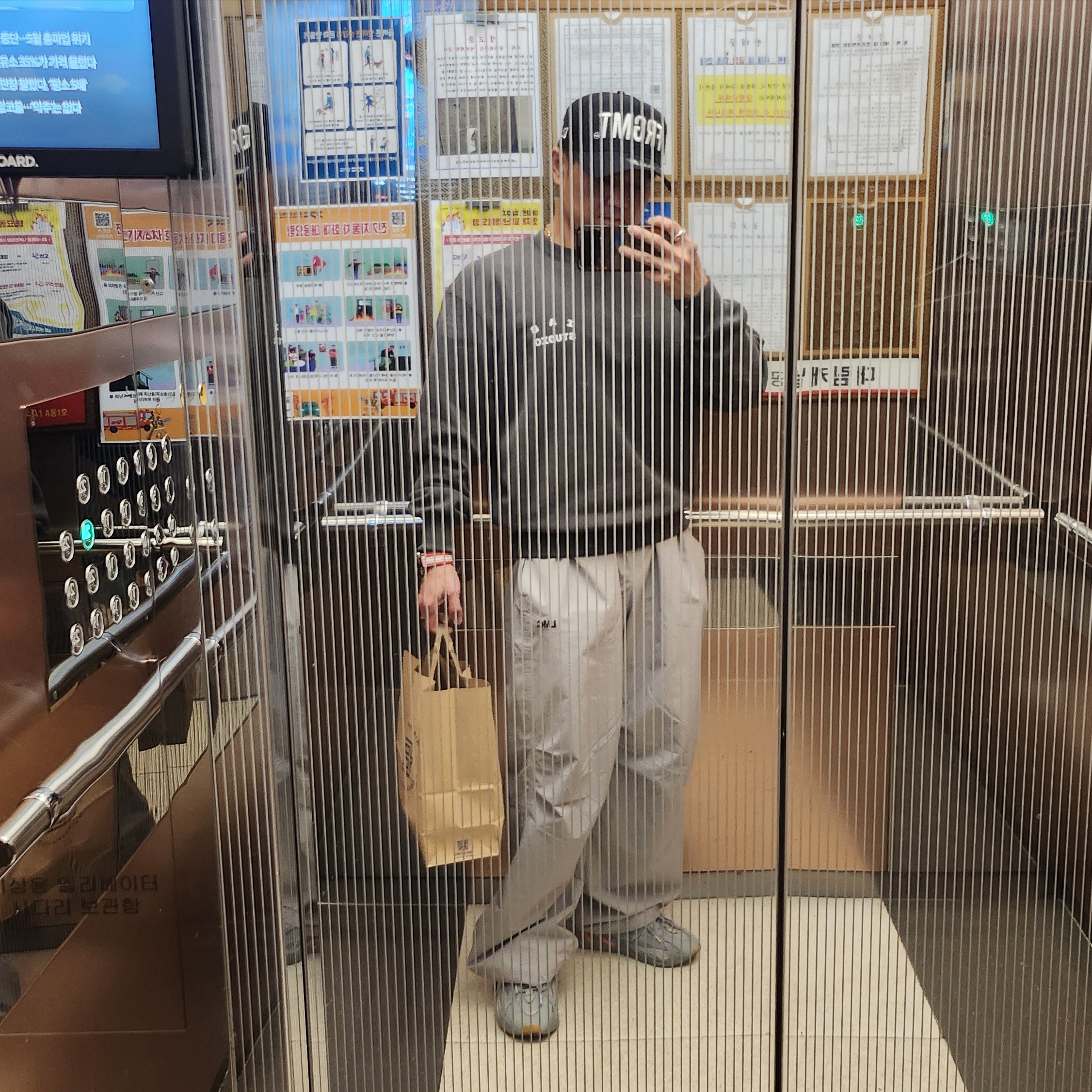 IAB Studio IAB Damaged Logo Sweatshirt Charcoal, Adidas Yeezy Boost 700 V2 Inertia 착용 스타일 - 1