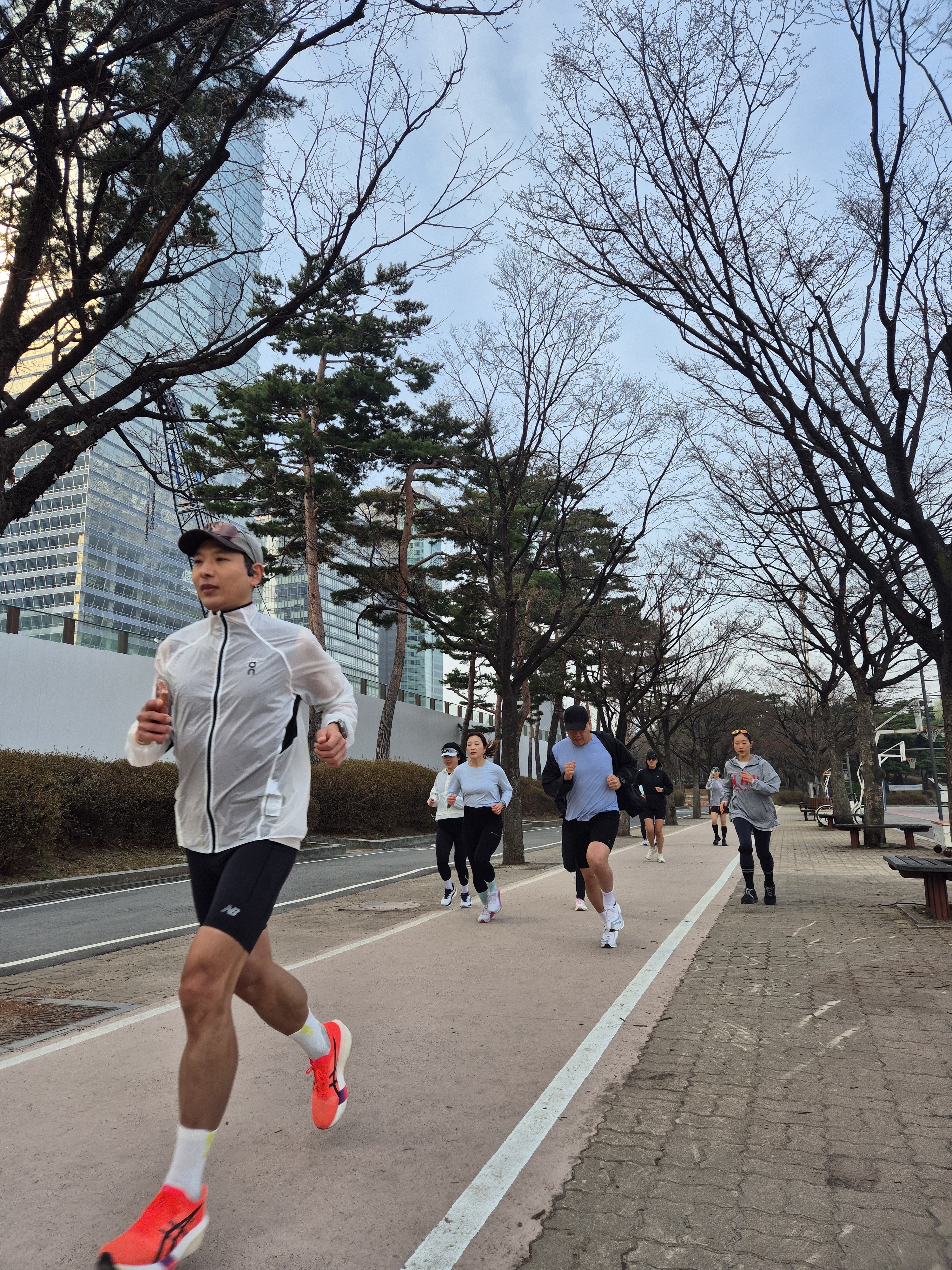 On Running Zero Jacket Glacier, Asics Metaspeed Edge Tokyo Flash Red Black 착용 스타일