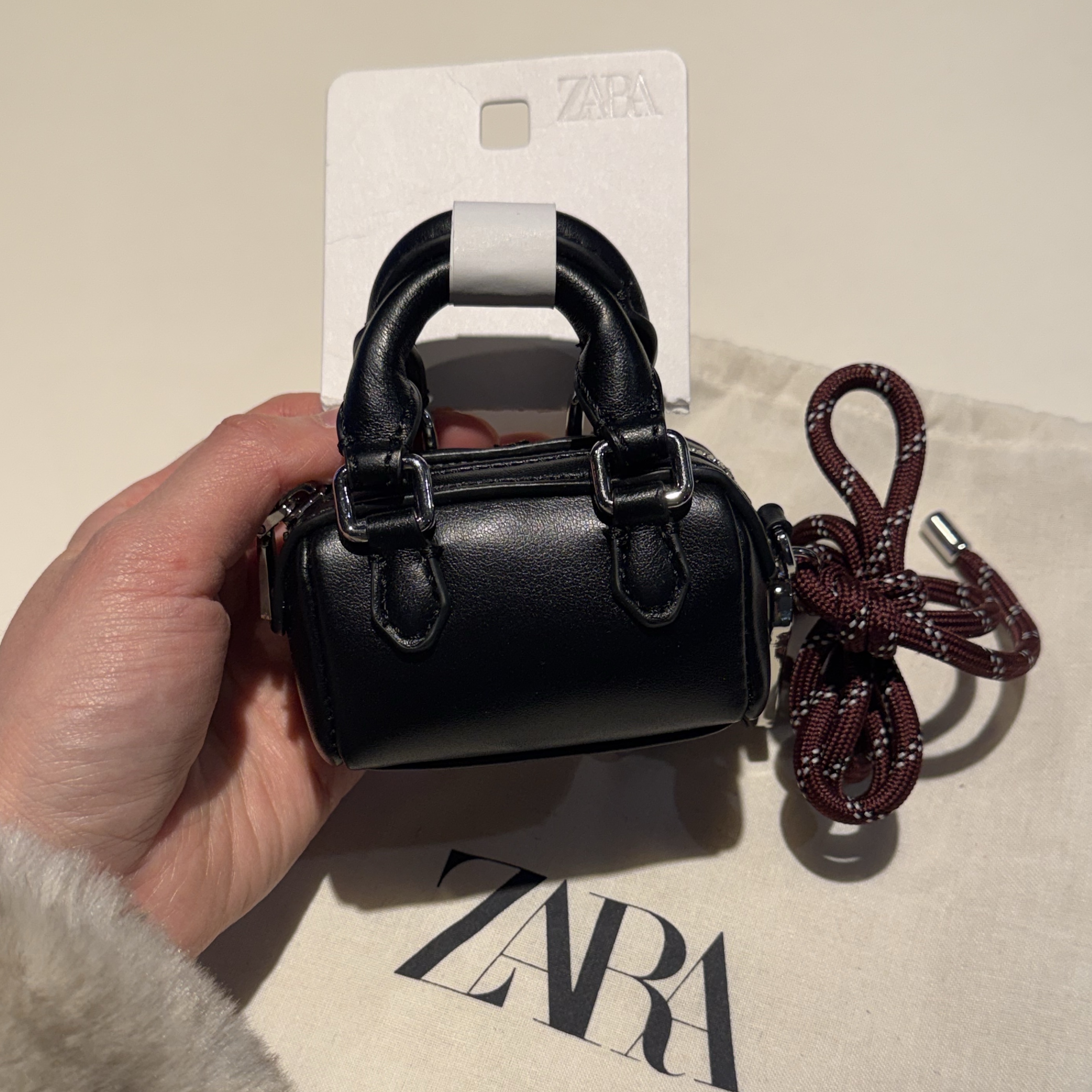 Zara Mini City Bag Charm Black 착용 스타일 - 2