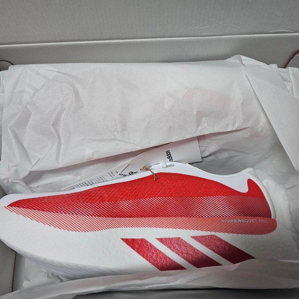 Adidas Hyperboost Edge Cloud White Pure Ruby 착용 스타일 - 2