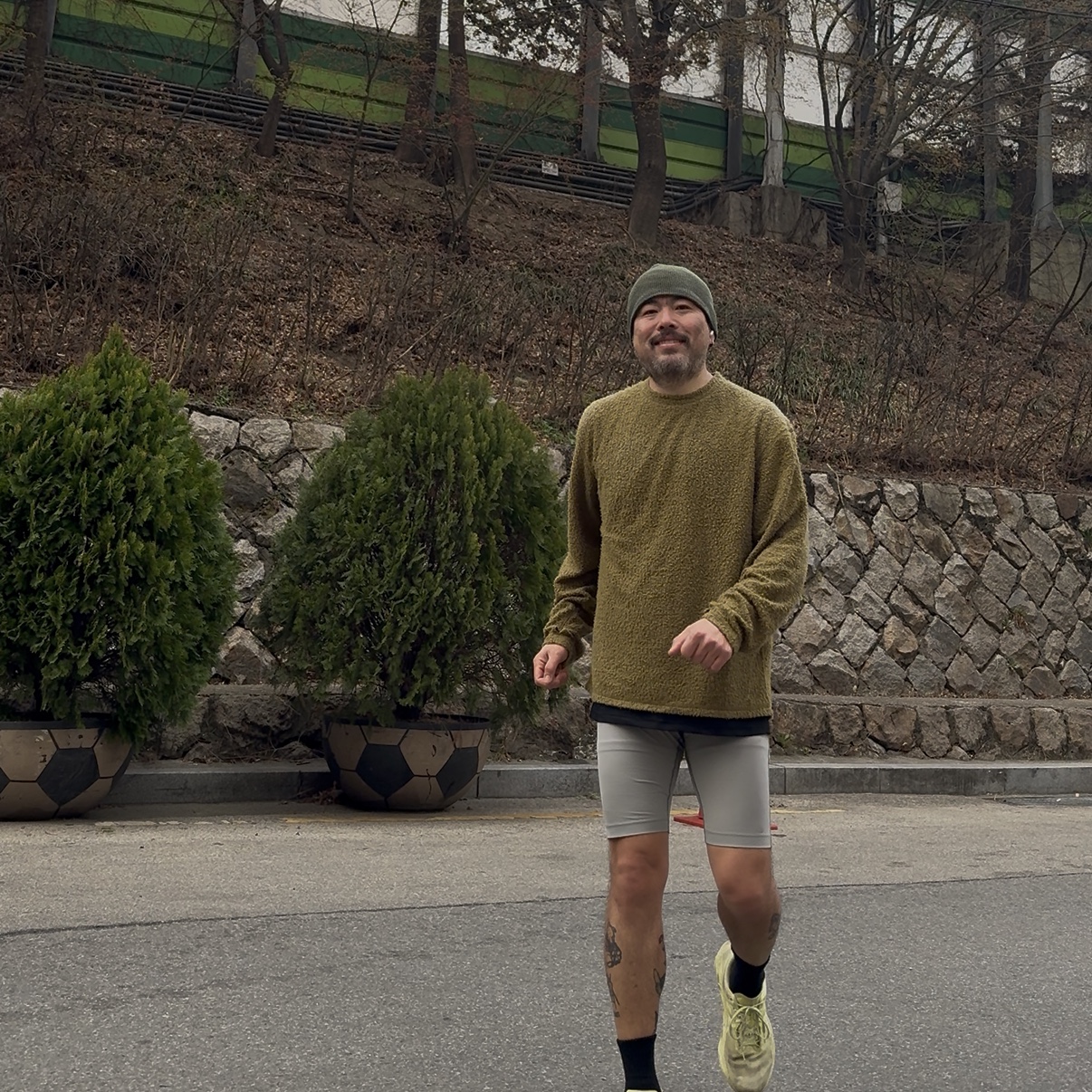 Adidas Adizero Adios Pro 4 Cloud White Core Black, Asics Novablast 5 Lite Show Huddle Yellow 착용 스타일 - 1