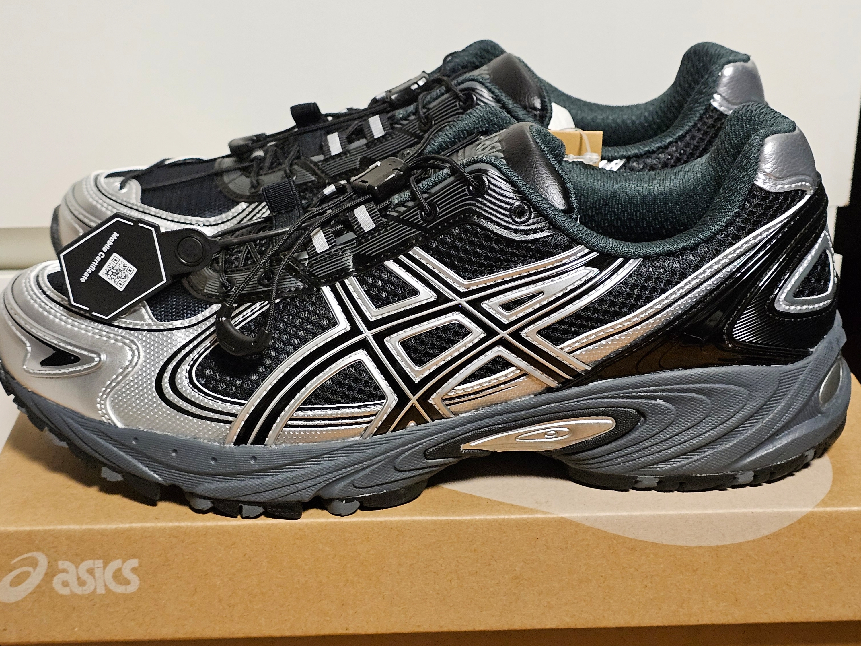 Asics Gel-Kahana TR V4 Carbon Black 착용 스타일