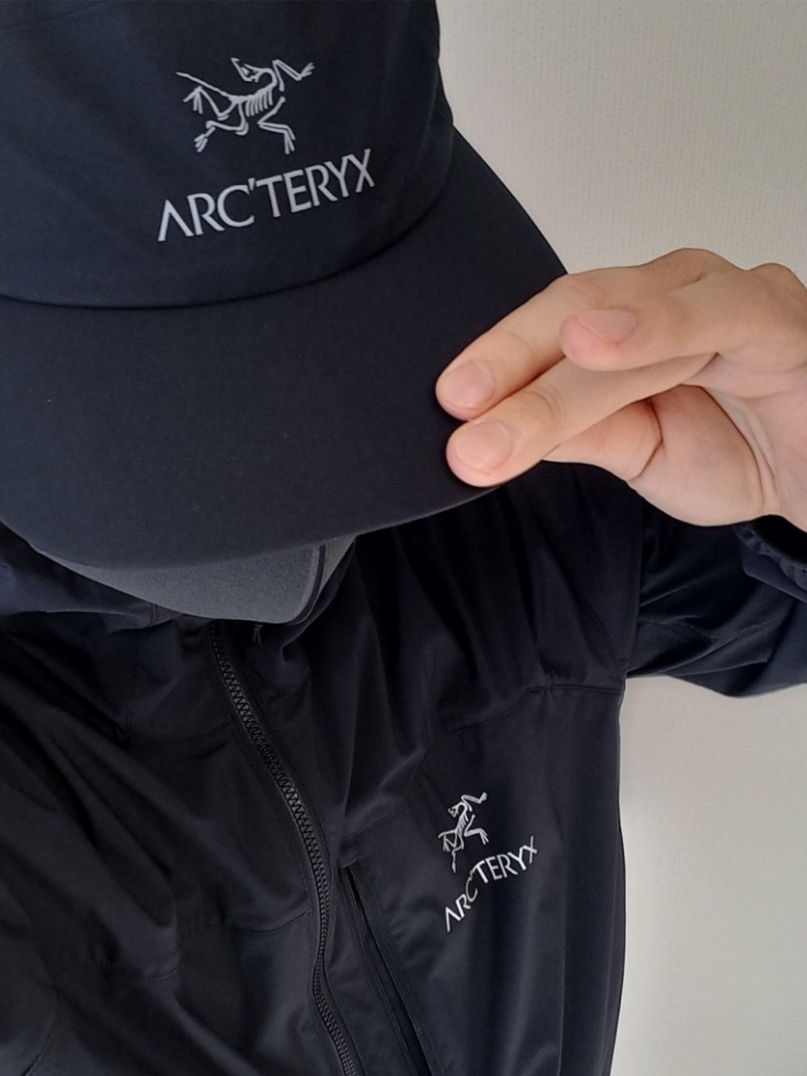 Arc'teryx Gore 5 Panel Cap Black, Arc'teryx Squamish Hoody Black 착용 스타일 - 1
