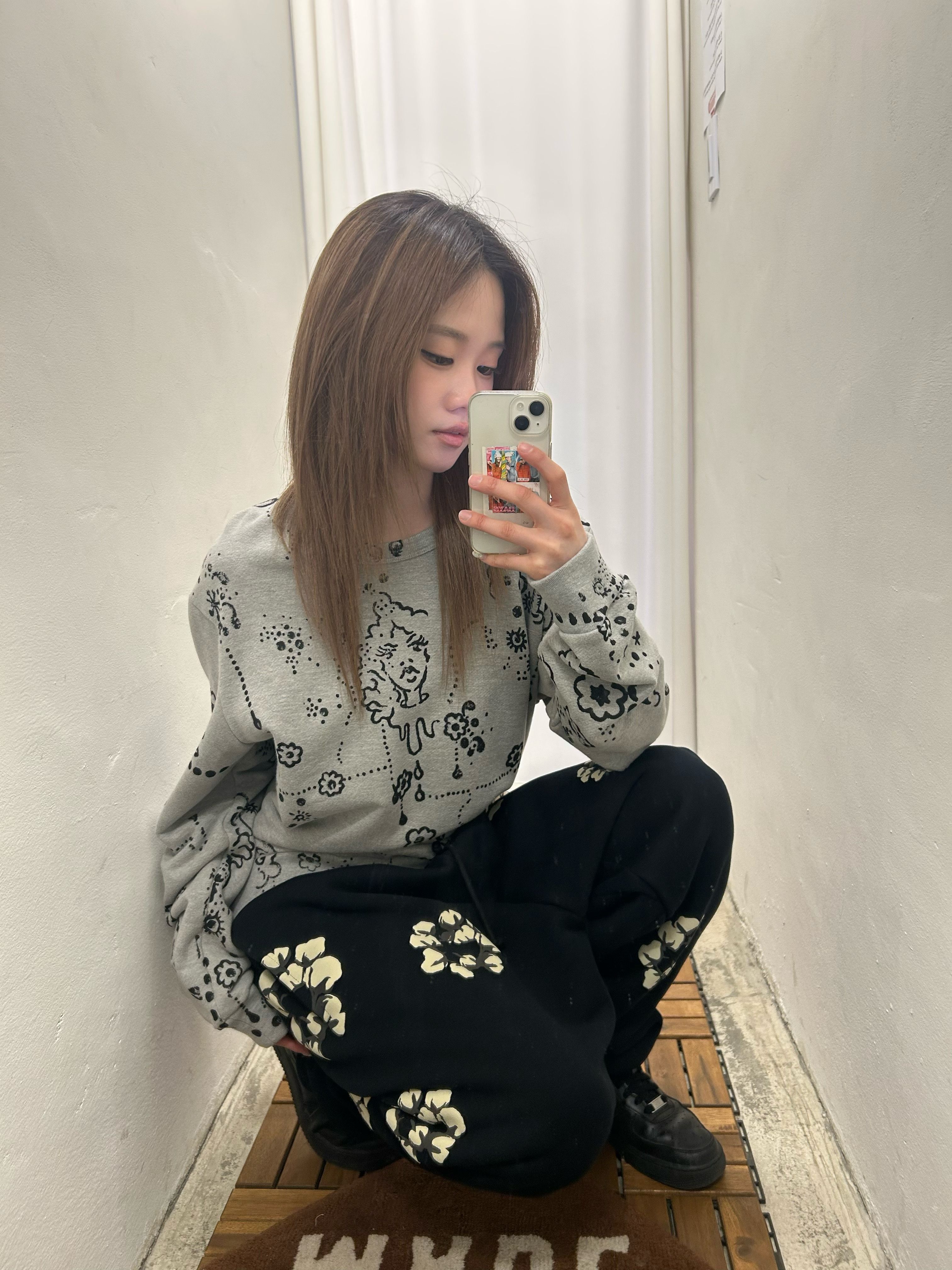 Denim Tears x Cactus Plant Flea Market Wreath Sweatpants Black 착용 스타일 - 1