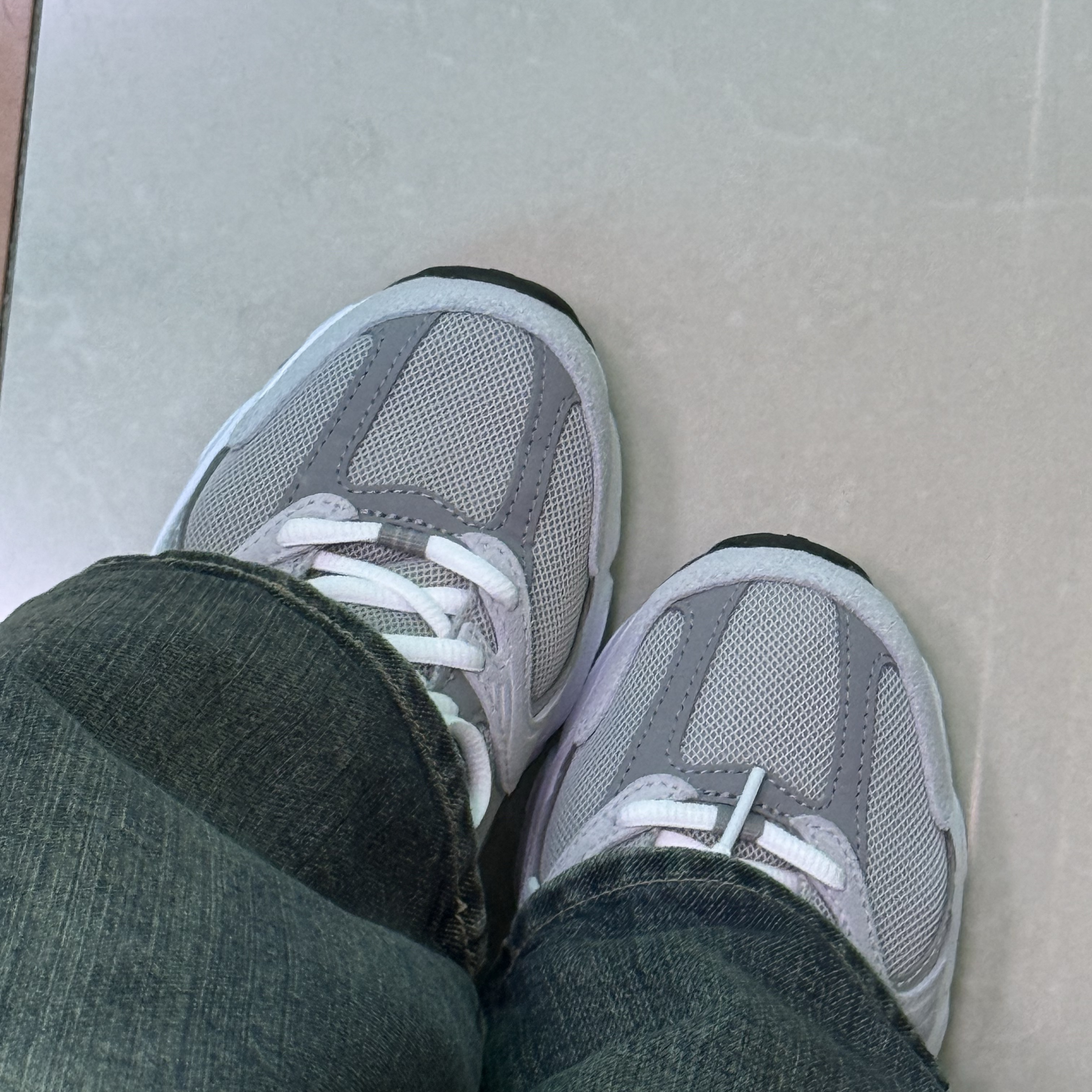 New Balance 530 Grey 착용 스타일