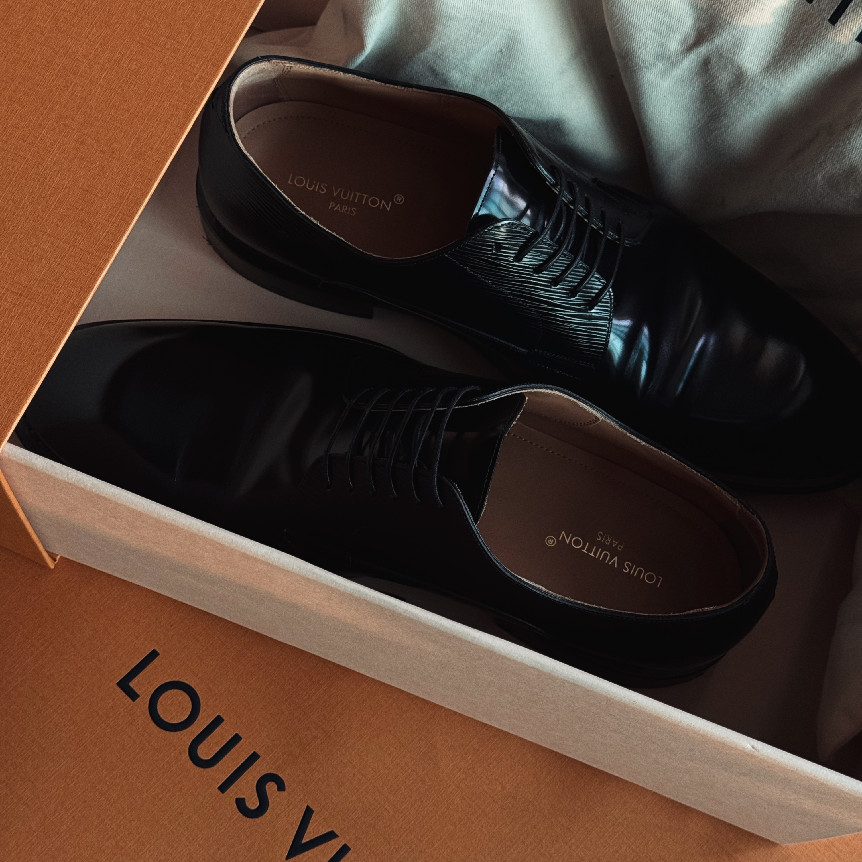 Louis Vuitton Discovery Backpack PM Monogram Shadow Black, Louis Vuitton Monogram Classic Muffler Black 착용 스타일 - 4