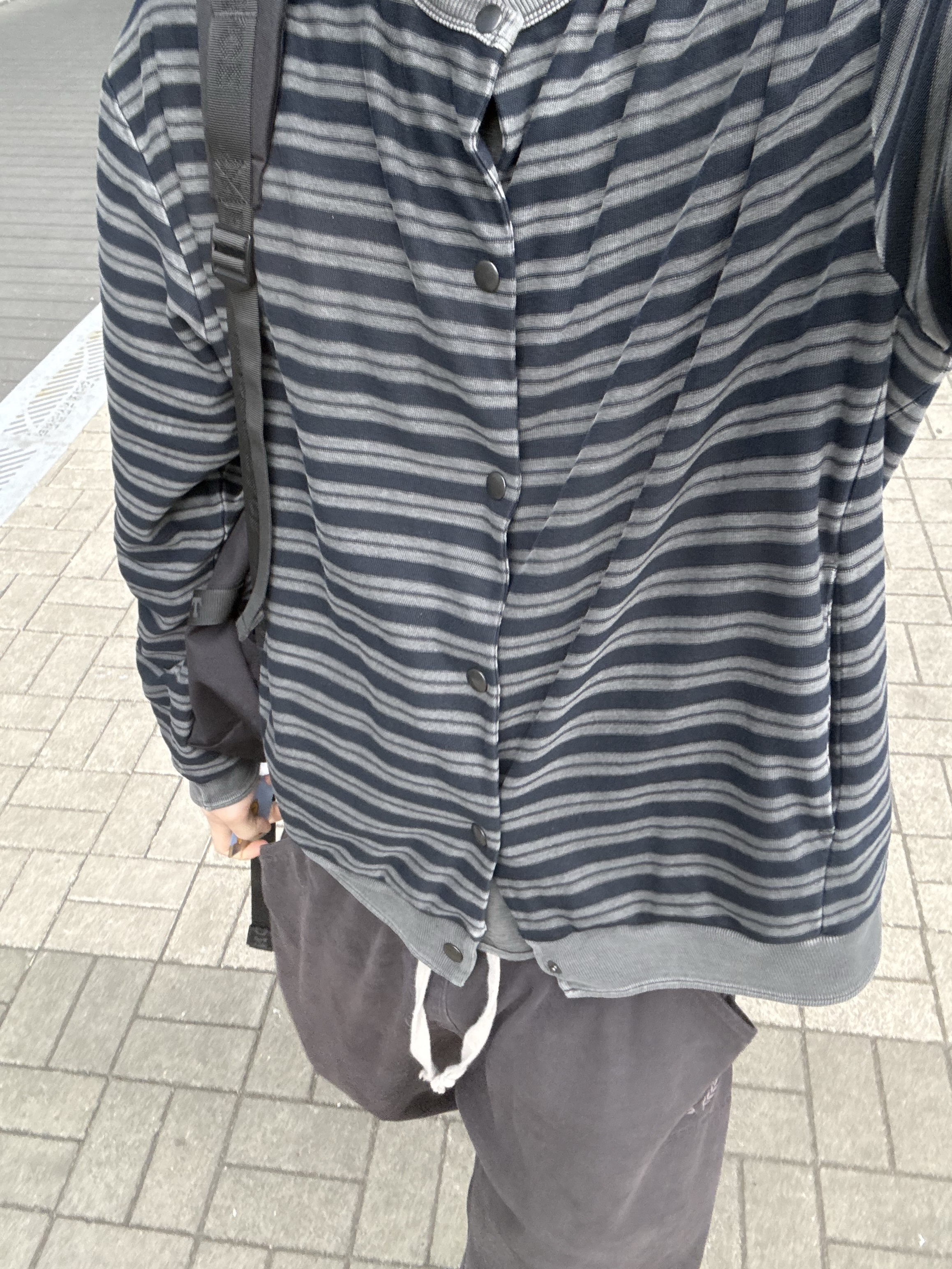 Polyteru Human Index Human Slub Hoodie Charcoal, Hatchingroom Stripe Cardigan Blue 착용 스타일 - 1