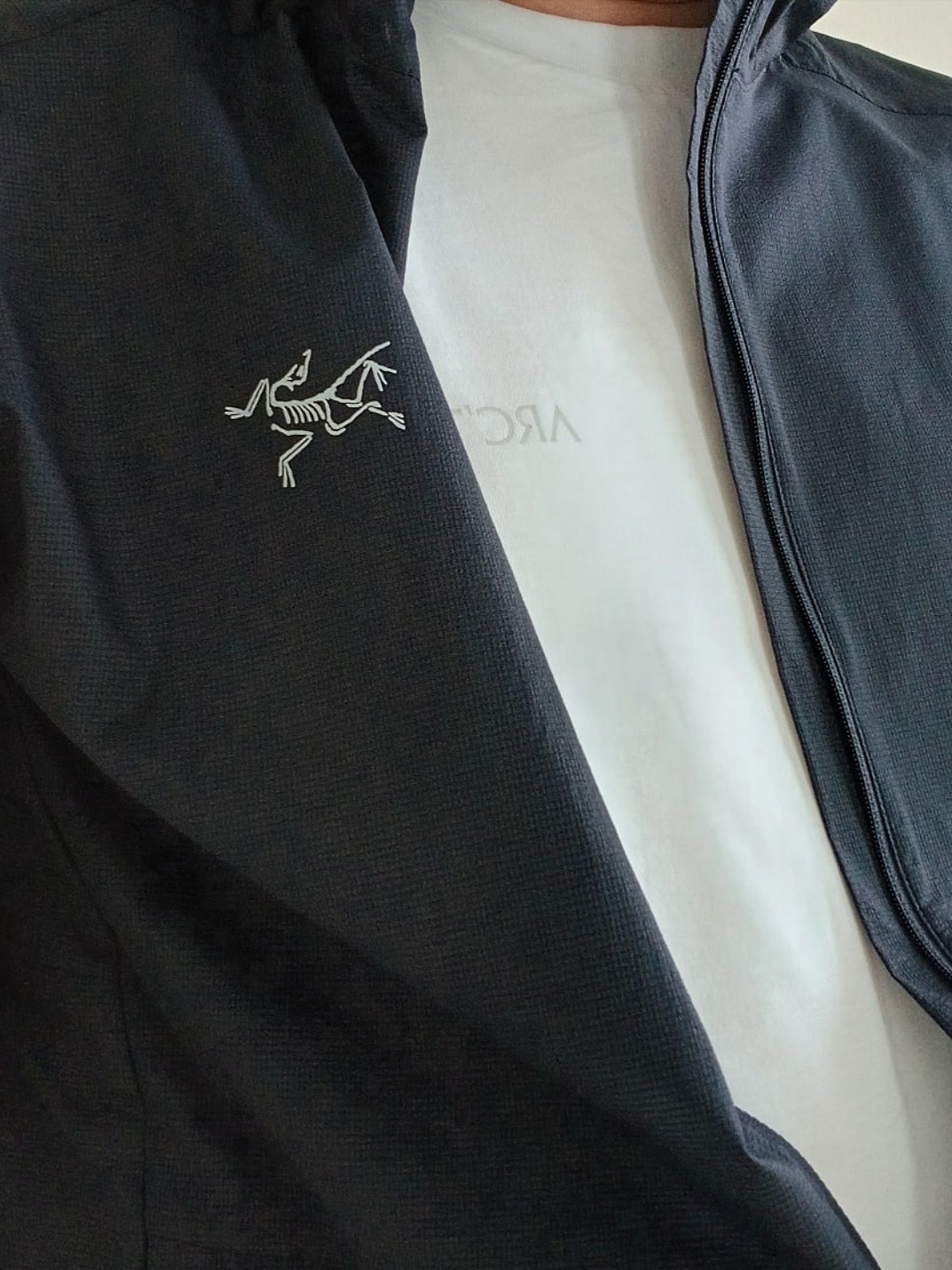 Arc'teryx Kragg SL Cotton Blurred Bird SS T-Shirt White Light Atmos, Arc'teryx Incendo Airshell Hoody Black 착용 스타일 - 1