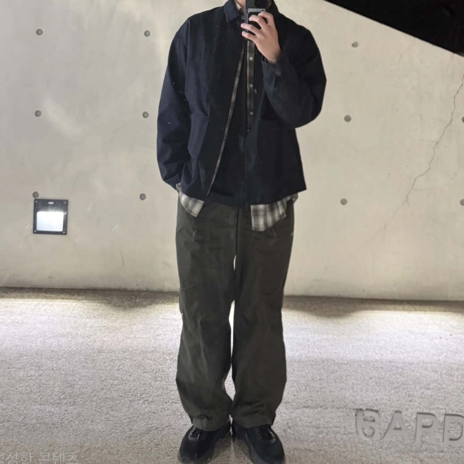 Skechers Max Cushioning Arch Fit 2.0 Immense Cruiser Black, Rough Side Comfort Jacket Navy 착용 스타일