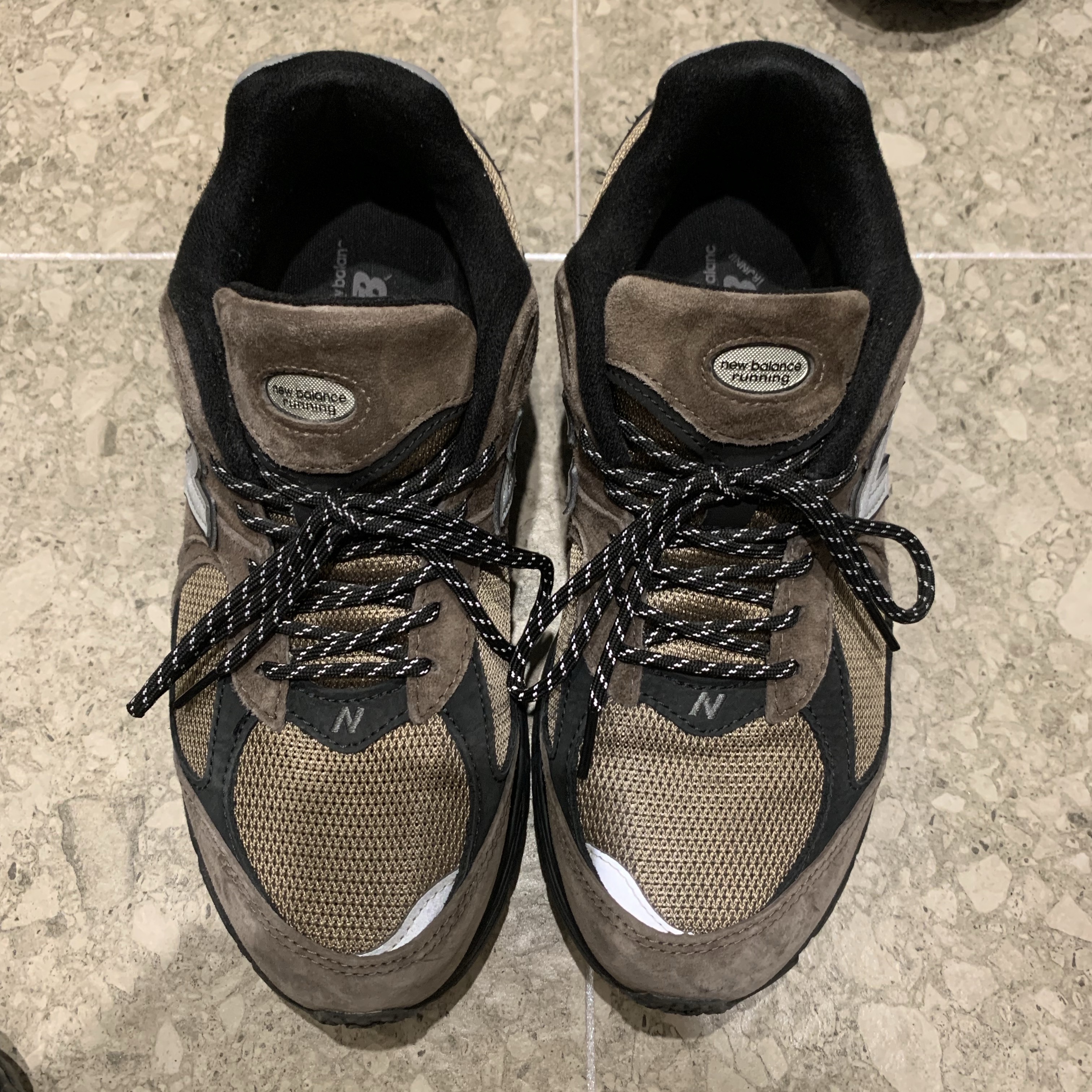 New Balance 2002R Brown Black 착용 스타일