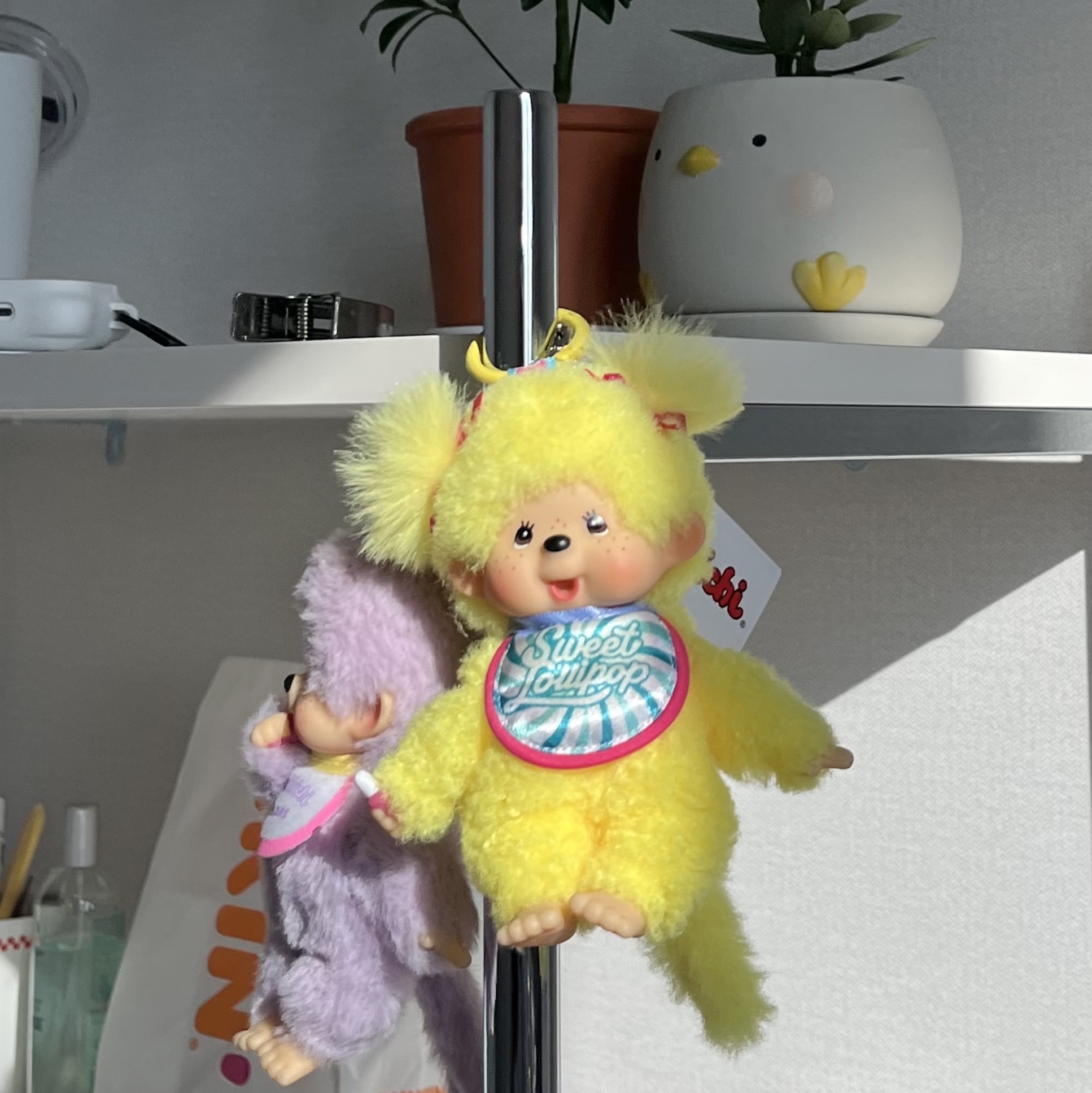 Monchhichi Sweet Lollipop Girl Key Chain Yellow 착용 스타일