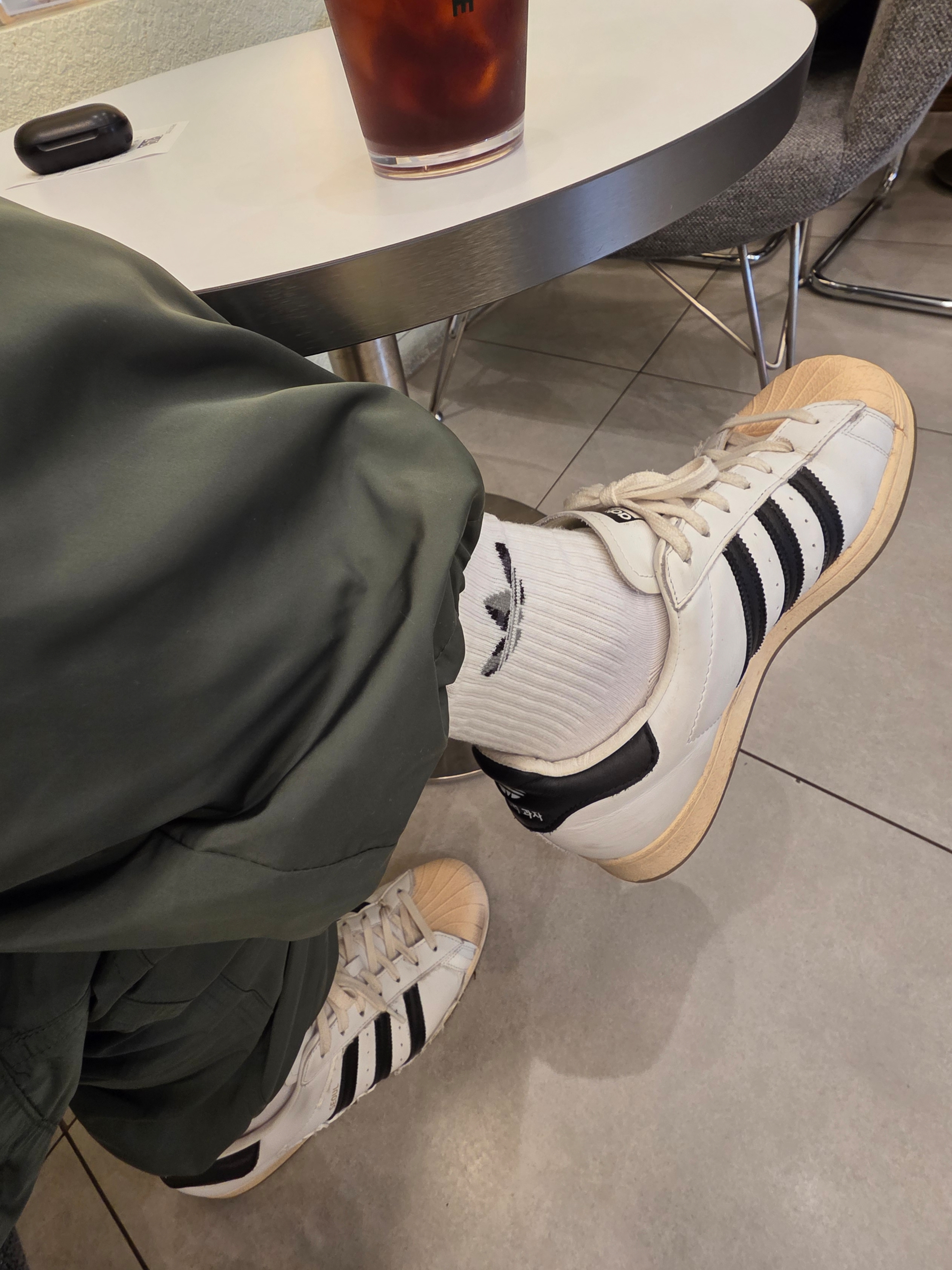 Adidas x Taegeukdang Superstar White Black, New Era x Hello Kitty Size Cap Radiant Blue 착용 스타일 - 1