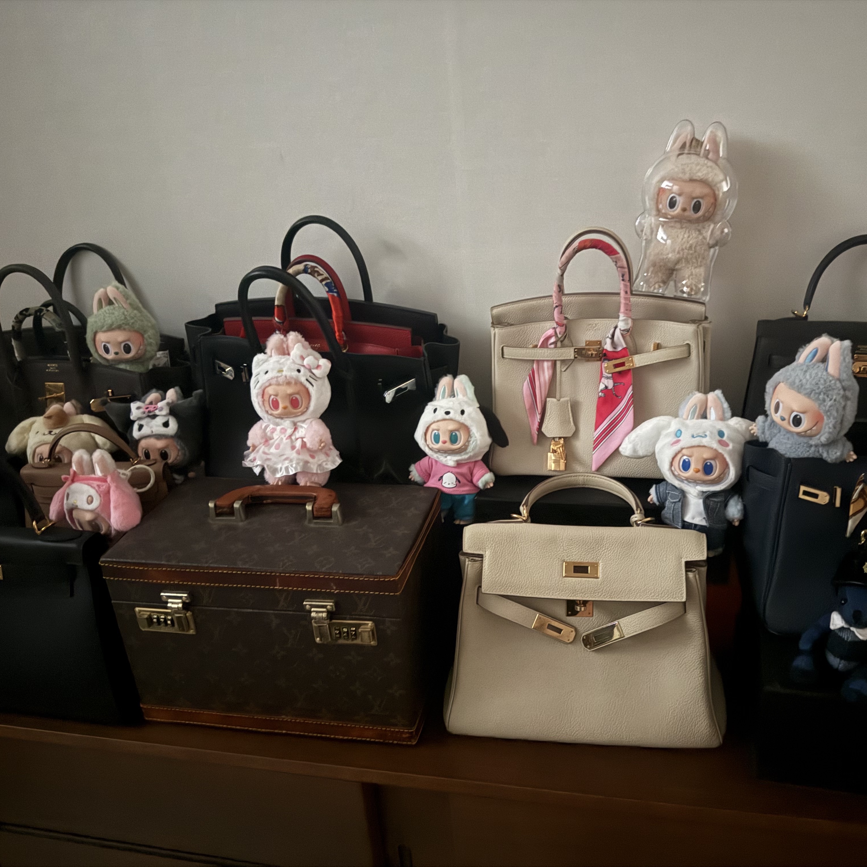 Pop Mart Labubu The Monsters x Hello Kitty And Friends Series Plush Pendant Hello Kitty (Opened Case) 착용 스타일
