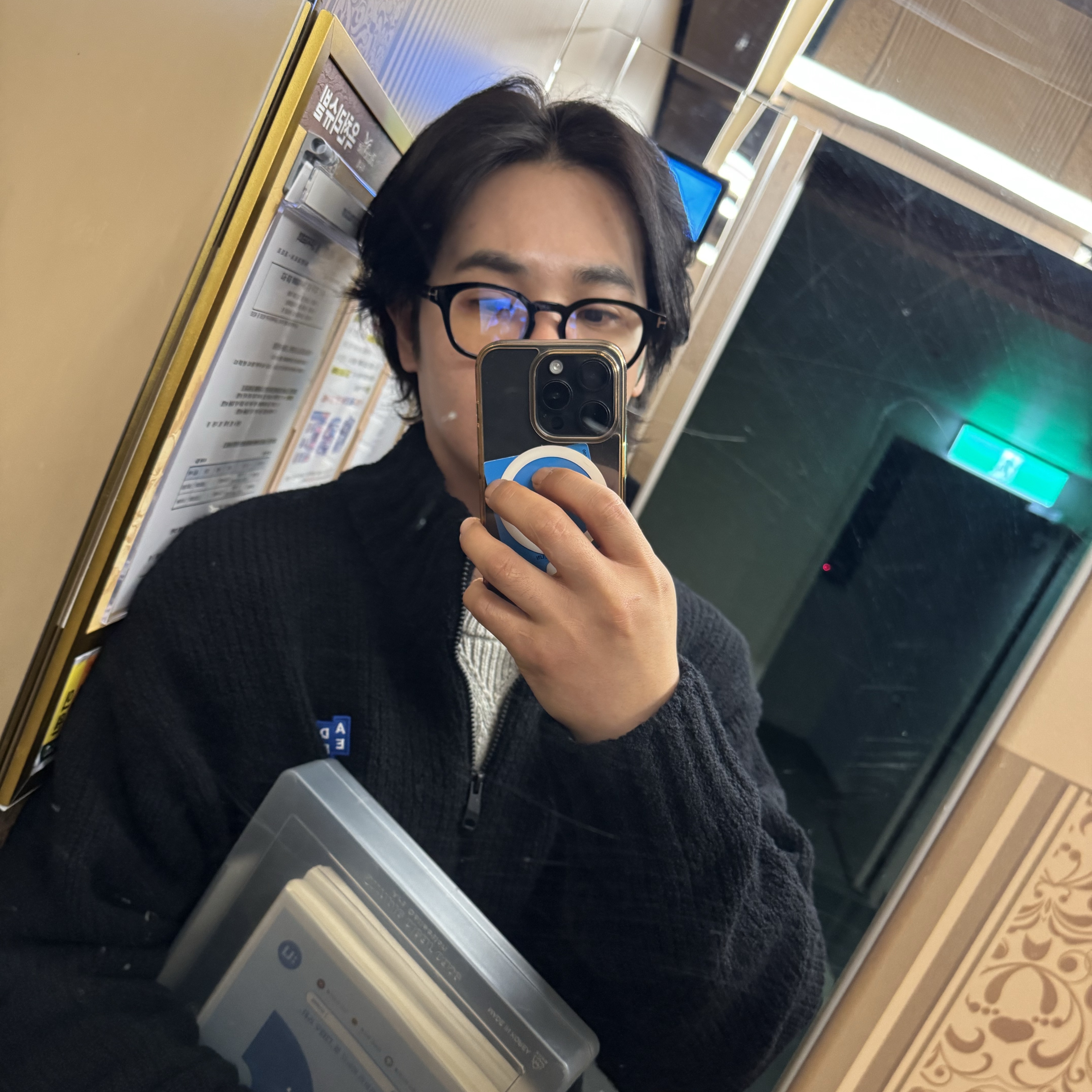 Ader Error Sig; TRS/BL Tag Knit Zip-Up 01 Black, Tom Ford TF6000 Black 착용 스타일