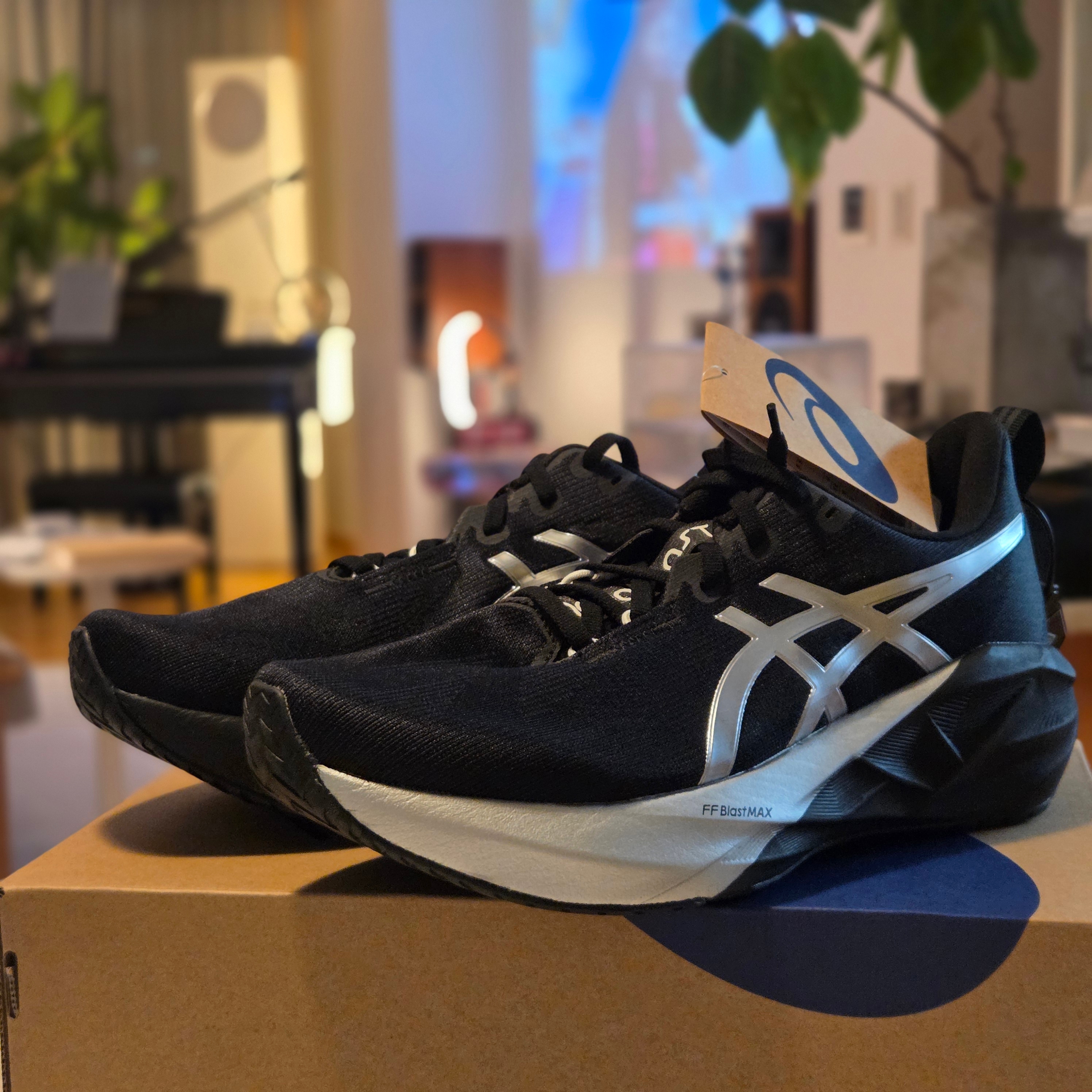 Asics Novablast 5 Platinum Black 착용 스타일