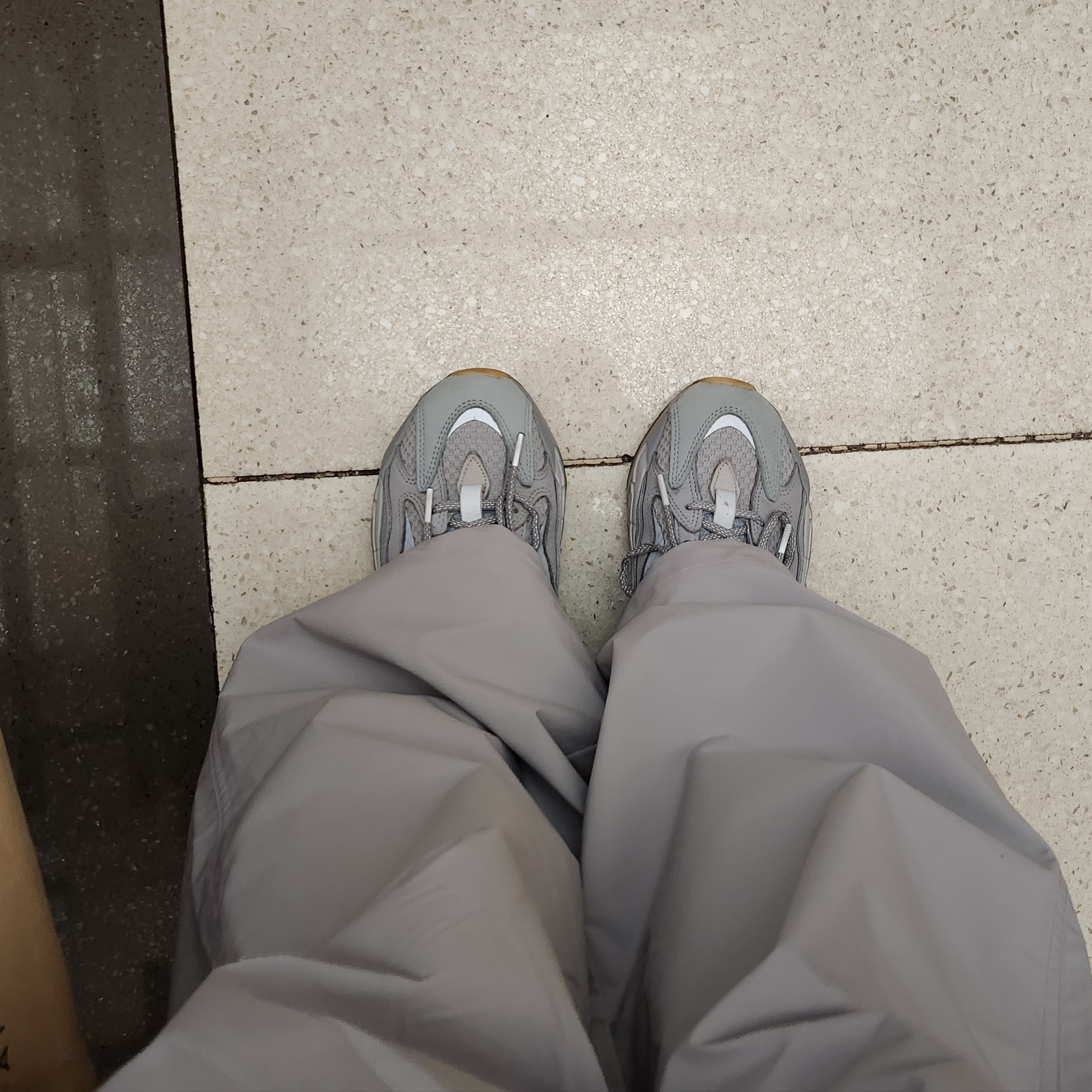 IAB Studio IAB Damaged Logo Sweatshirt Charcoal, Adidas Yeezy Boost 700 V2 Inertia 착용 스타일 - 4