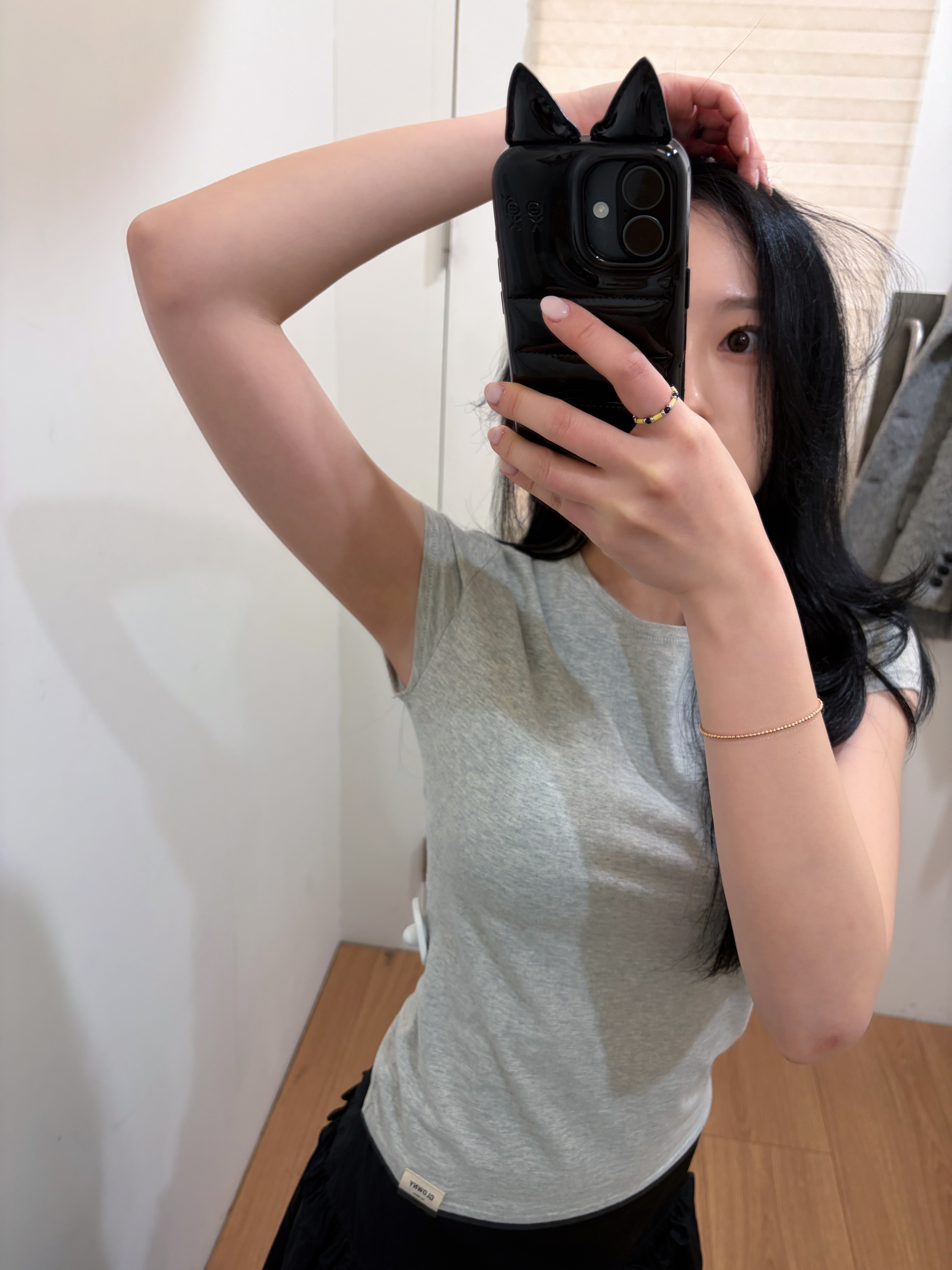 (W) Glowny G Comfort Mini T-Shirt Gray, Urbansophistication x Bratz The Puffer Case Jade 착용 스타일 - 2