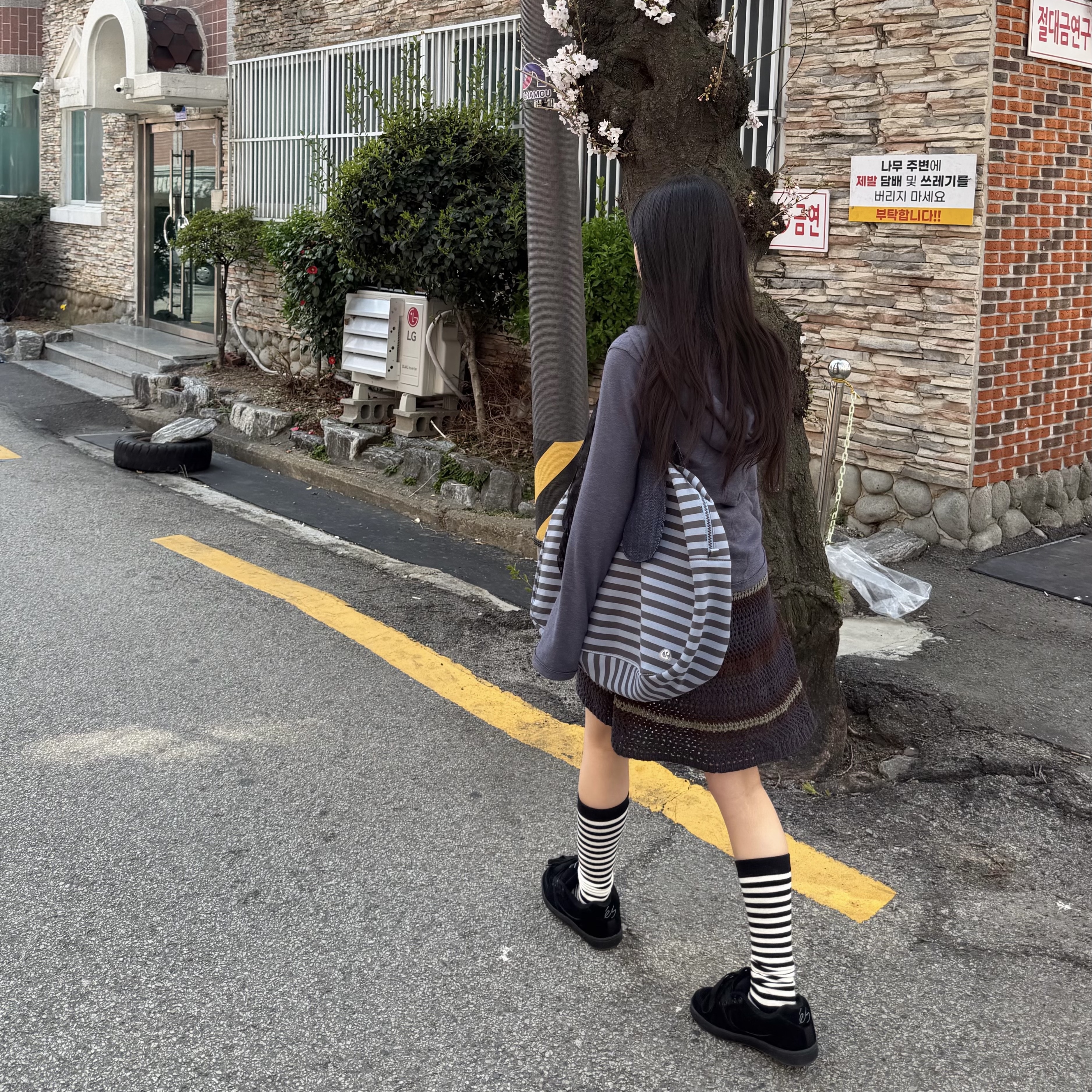 COYSEIO EMA Tiny Friends Stripe Bag Blue Charcoal, COYSEIO Stripe Layered Knit Skirt Brown 착용 스타일 - 2