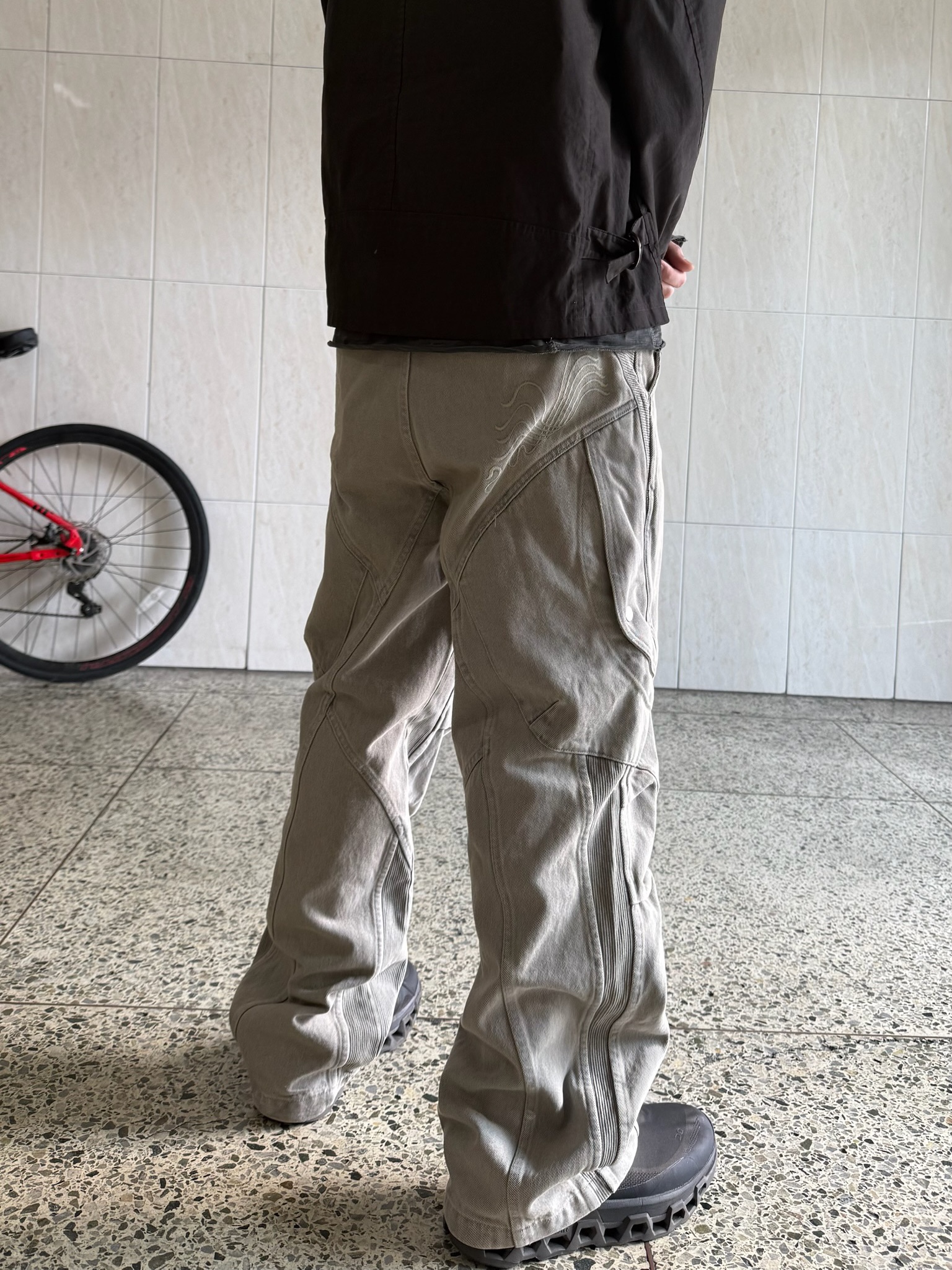 On Running x Post Archive Faction (Paf) Cloudmonster 2 Thorn Brown, IGNOTA Core:14 Leaf Cargo Pants Sand 착용 스타일 - 1