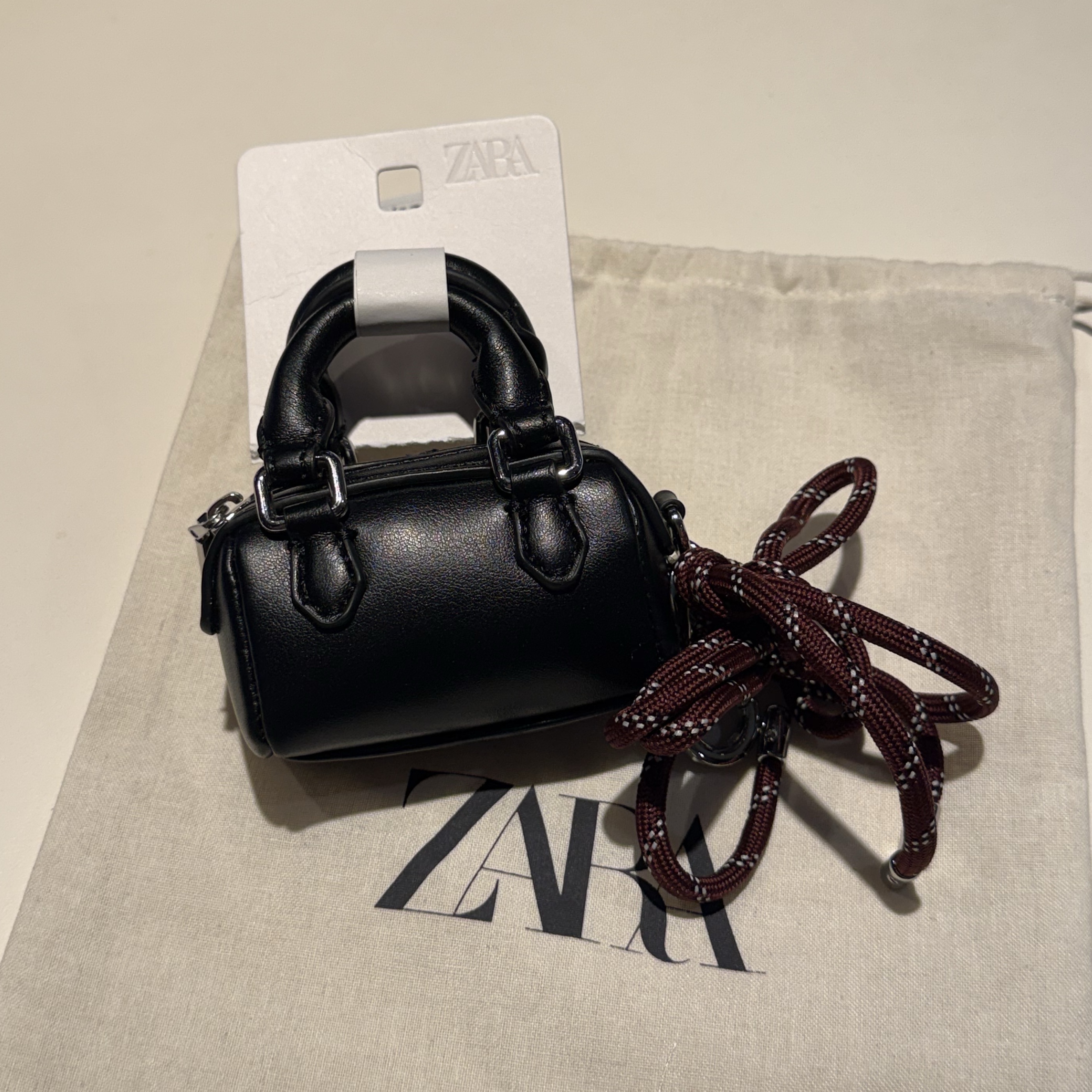 Zara Mini City Bag Charm Black 착용 스타일 - 1