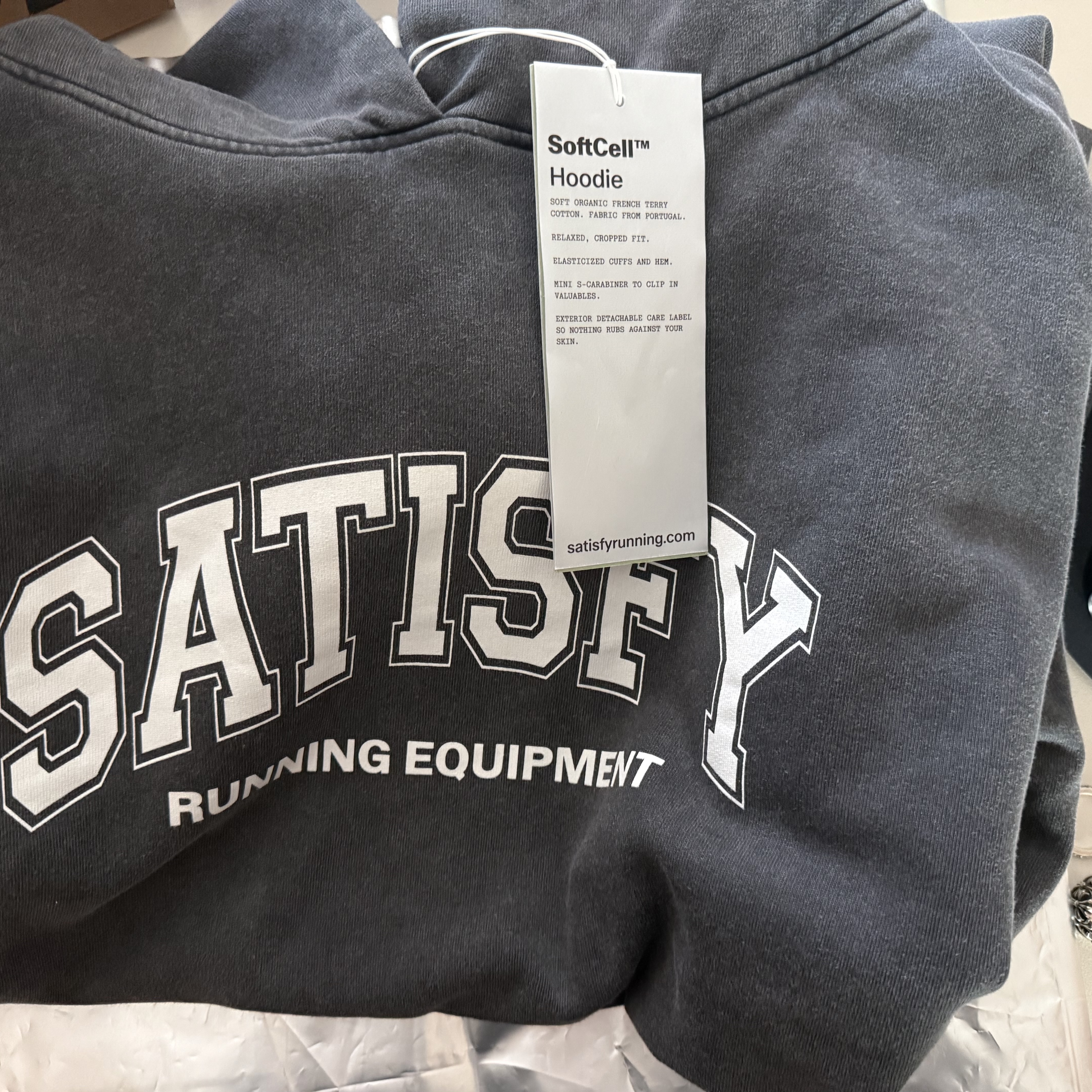 Satisfy Softcell Hoodie Aged Black 착용 스타일 - 2