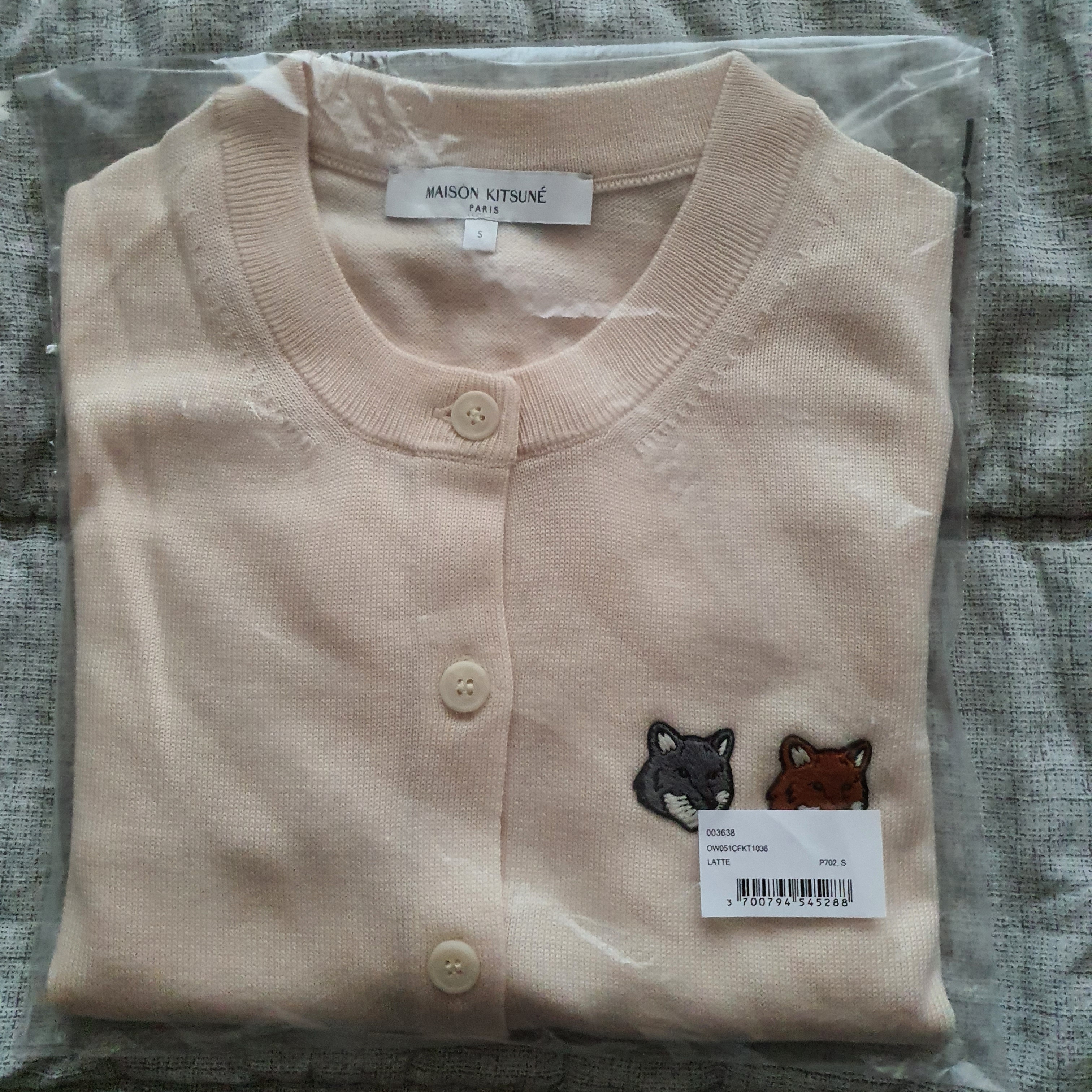 (W) Maison Kitsune Double Bold Fox Head Patch Regular Cardigan Latte 착용 스타일