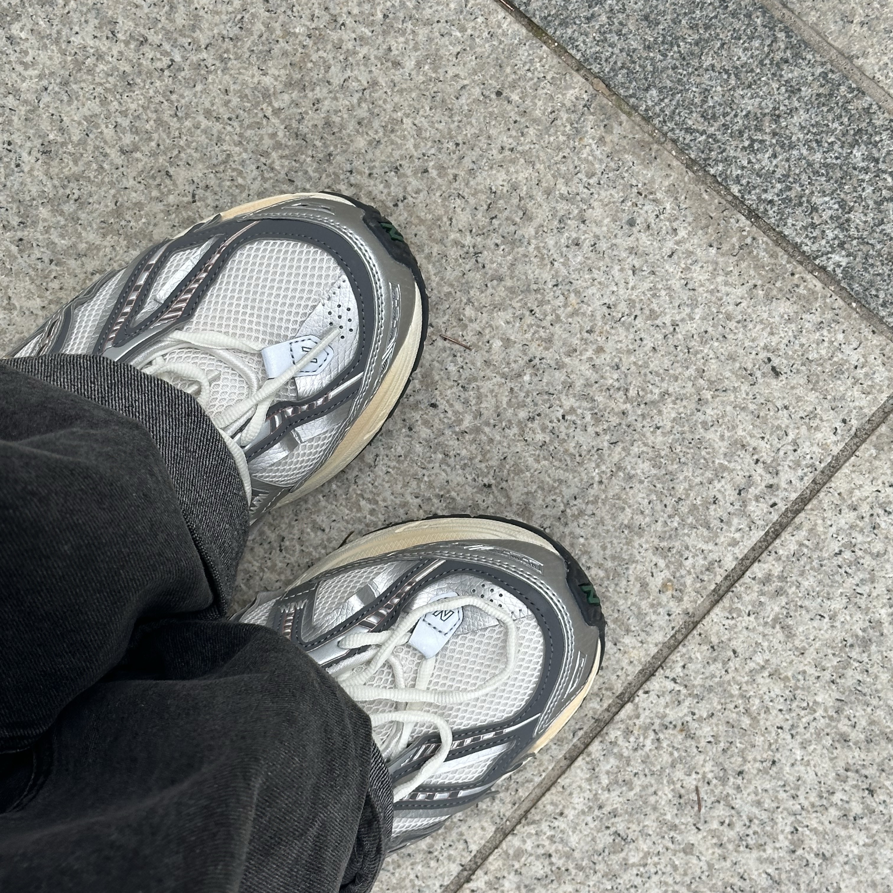 New Balance 1906A Silver Metallic Castlerock 착용 스타일