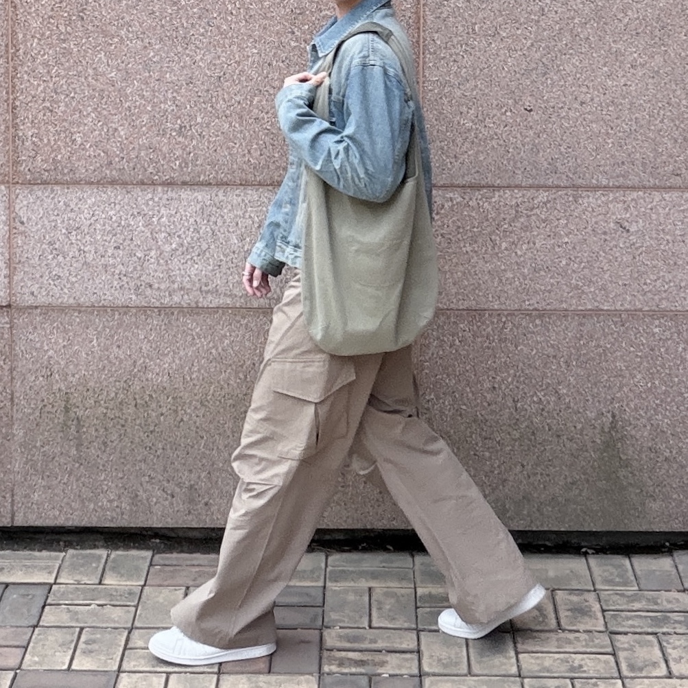 PERENN Washed Cotton Shoulder Bag Sage, Adidas Stan Smith Vegan White Green 착용 스타일 - 3