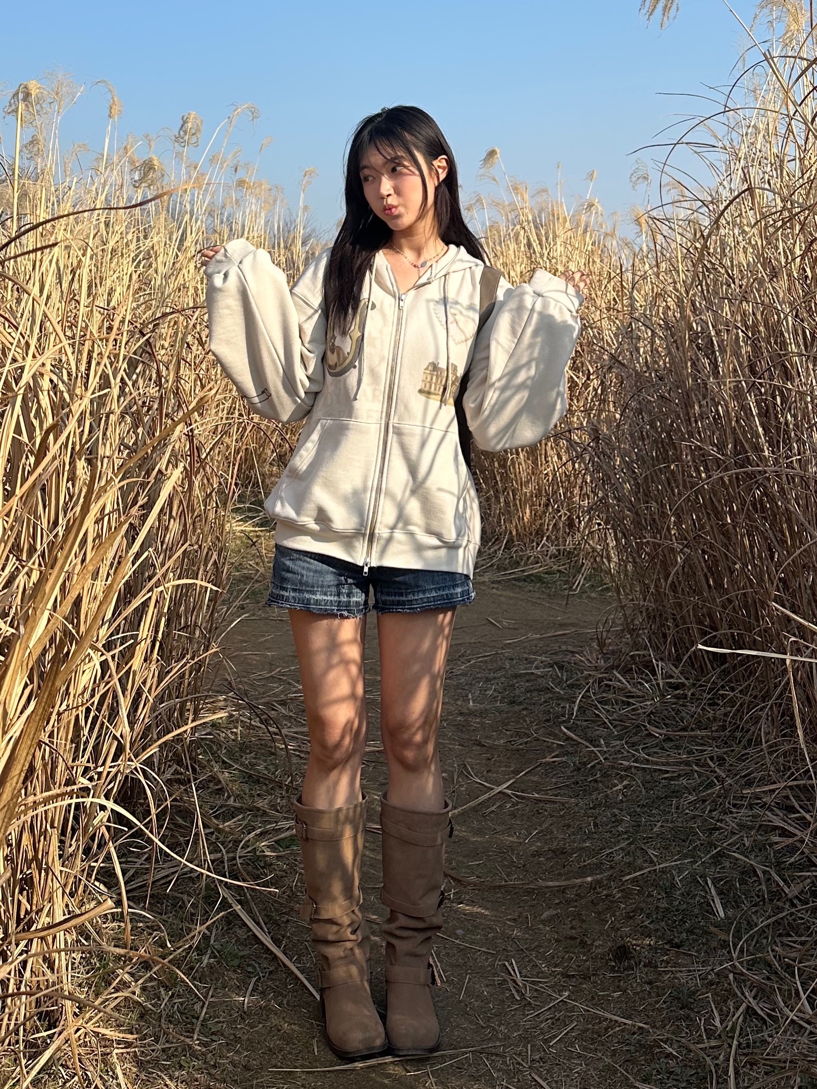 Unsteadymarket Souvenir Zip up Hoodie_Sand Beige 착용 스타일 - 2
