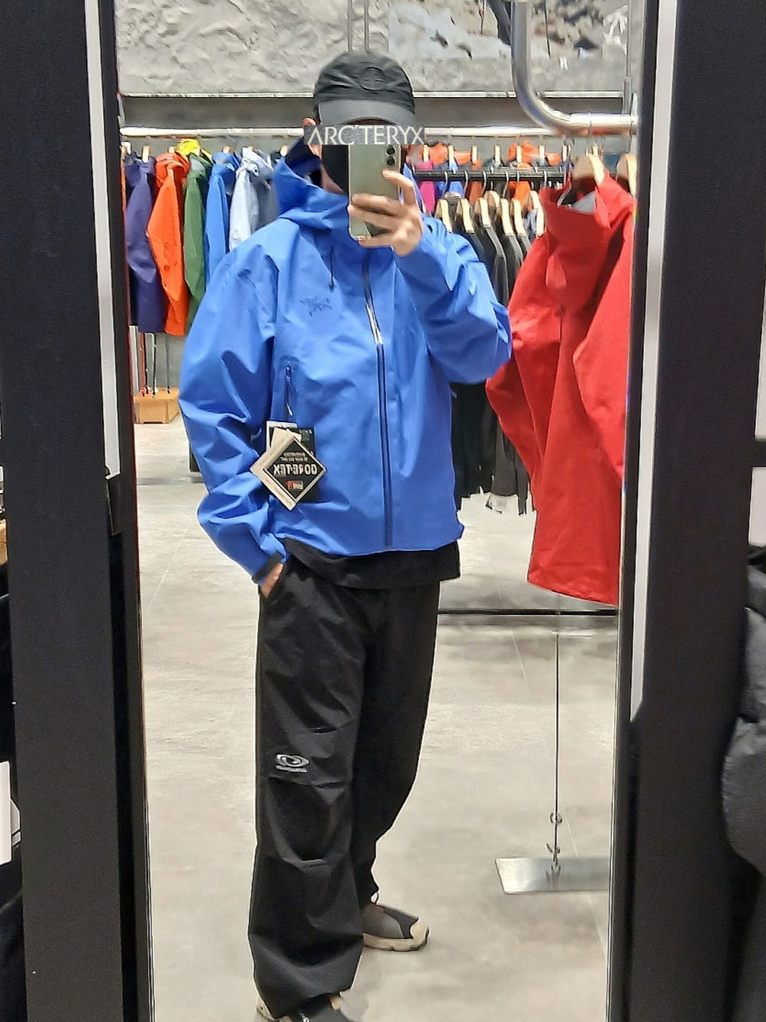 Stone Island 9100011 Nylon Metal in Econyl Baseball Cap with Drawcord Compass Embroidery Black, Arc'teryx Kragg Cotton Logo SS T-Shirt 24K Black 착용 스타일 - 1