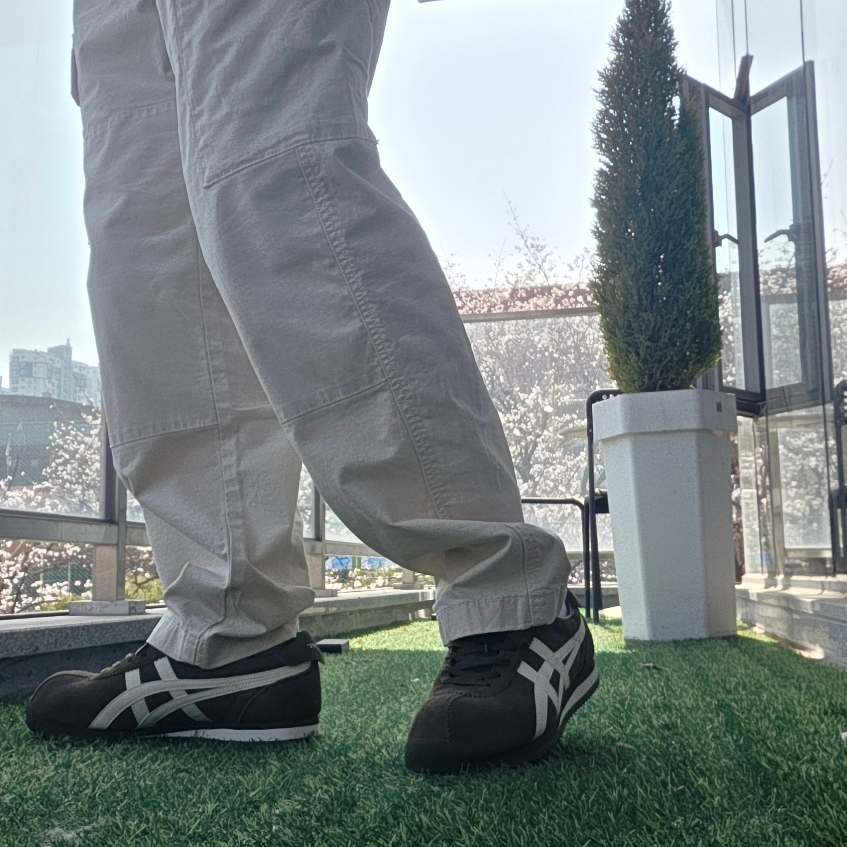 Onitsuka Tiger Tiger Corsair Bronze Green Cream 착용 스타일 - 2