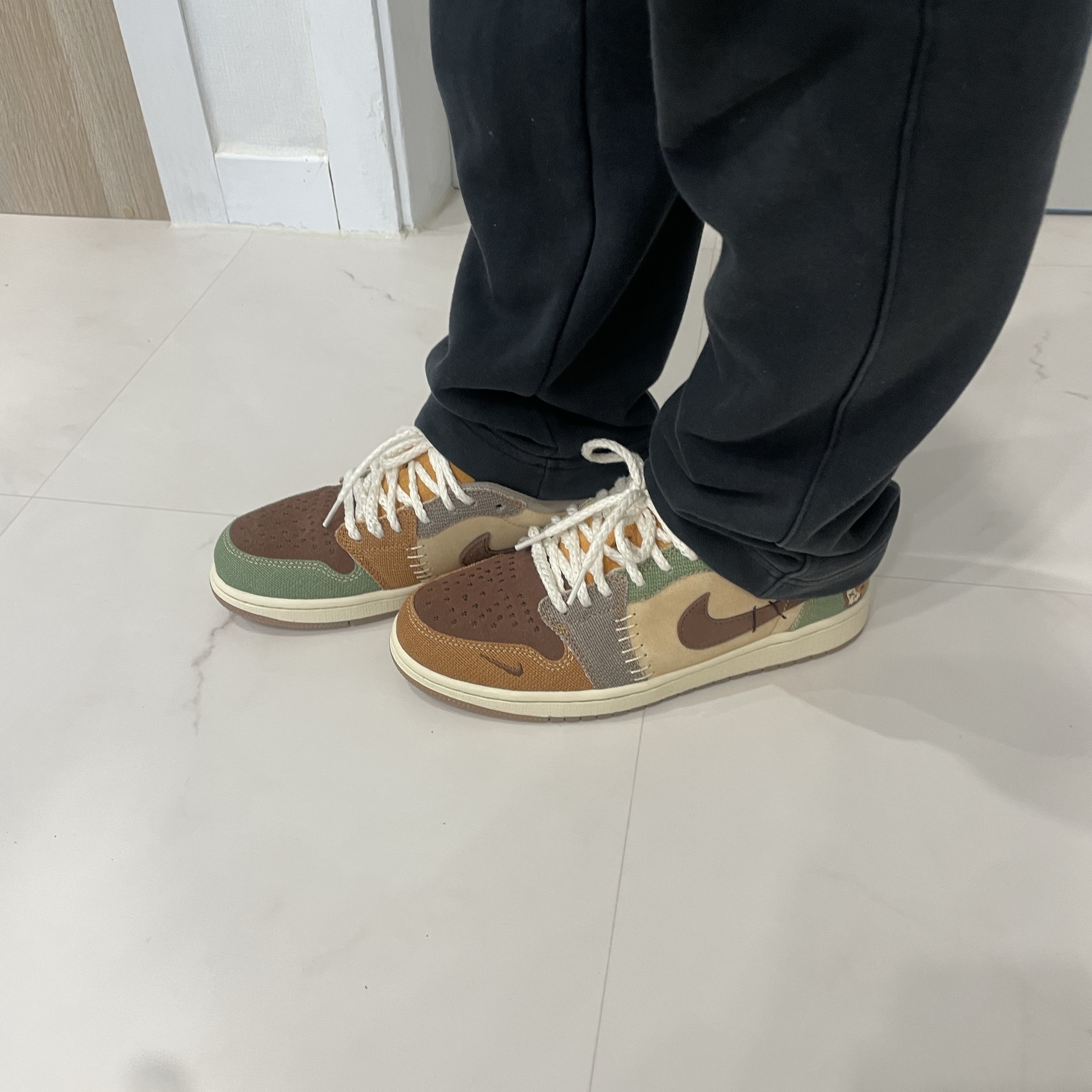 Jordan 1 x Zion Williamson Retro Low OG Flax and Oil Green 착용 스타일 - 2