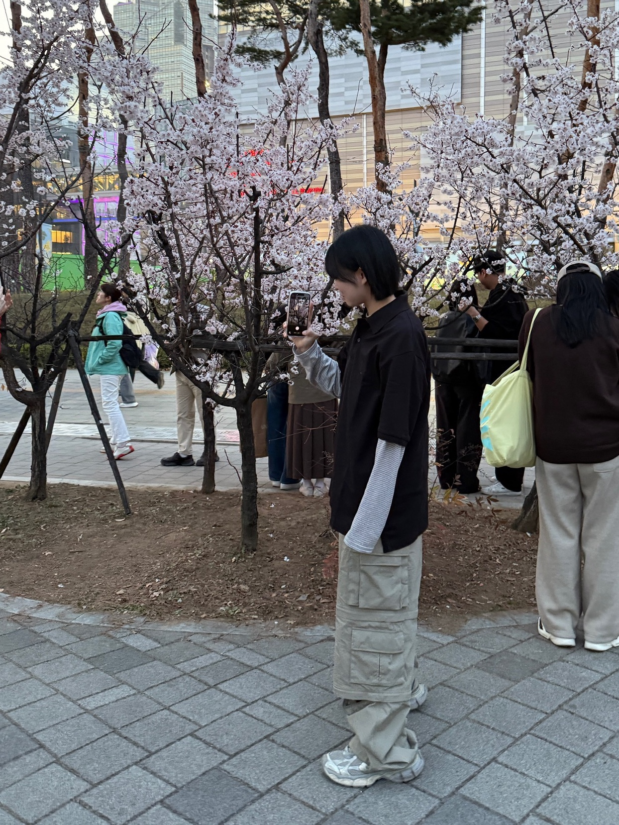 Balenciaga 3XL Sneakers Light Beige, (W) Balenciaga 3XL Sneakers Light Beige 착용 스타일 - 2